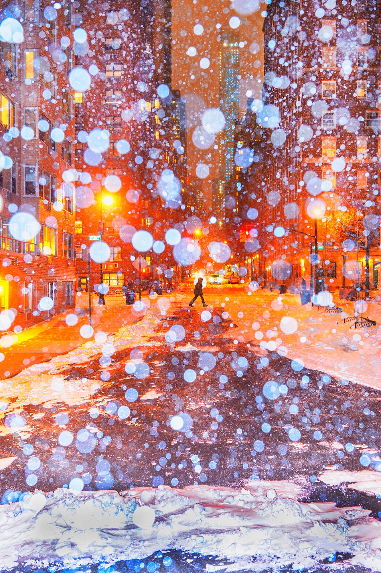 Abstract Photograph Mitchell Funk - Nuit de neige, nuit pluvieuse à Manhattan avec ciel orange