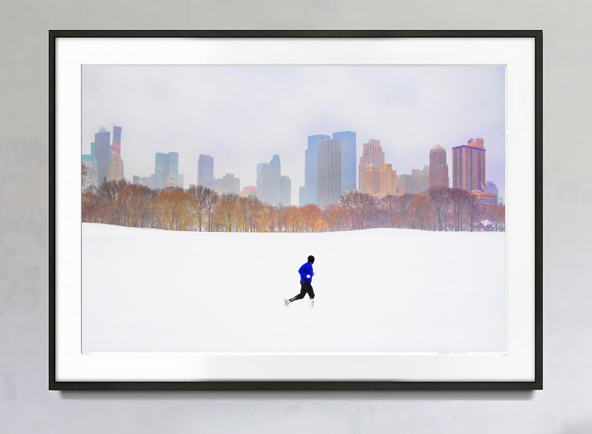 Solitärer Läufer im Schneesturm im Central Park  von Mitchell Funk  im Angebot 1