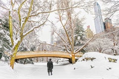 „Solitary Walker“, Central Park Bridge im Winter – Kunstdruck auf Hahnemühle-Papier