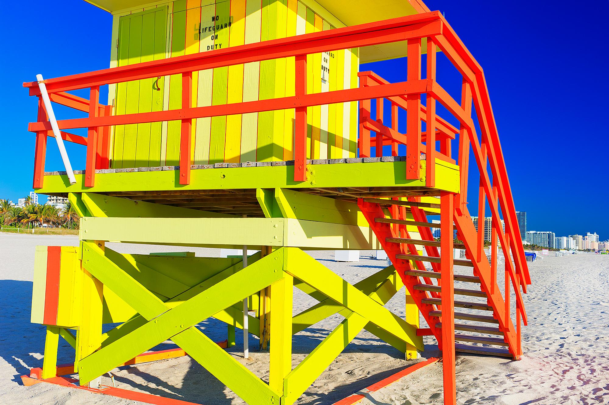 Mitchell Funk Abstract Photograph – South Beach Life Guard Station in Rot, Gelb und Blau
