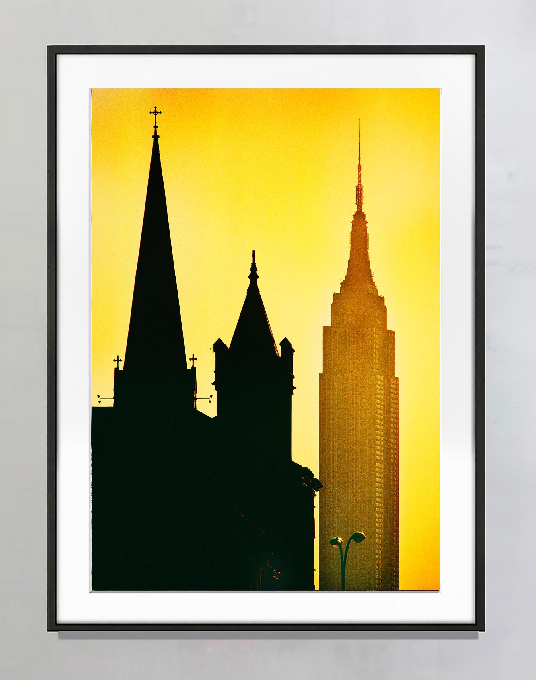 Inspirierende Spiren: Empire State Building in New York City bei Gold-Sonnenuntergang – Photograph von Mitchell Funk