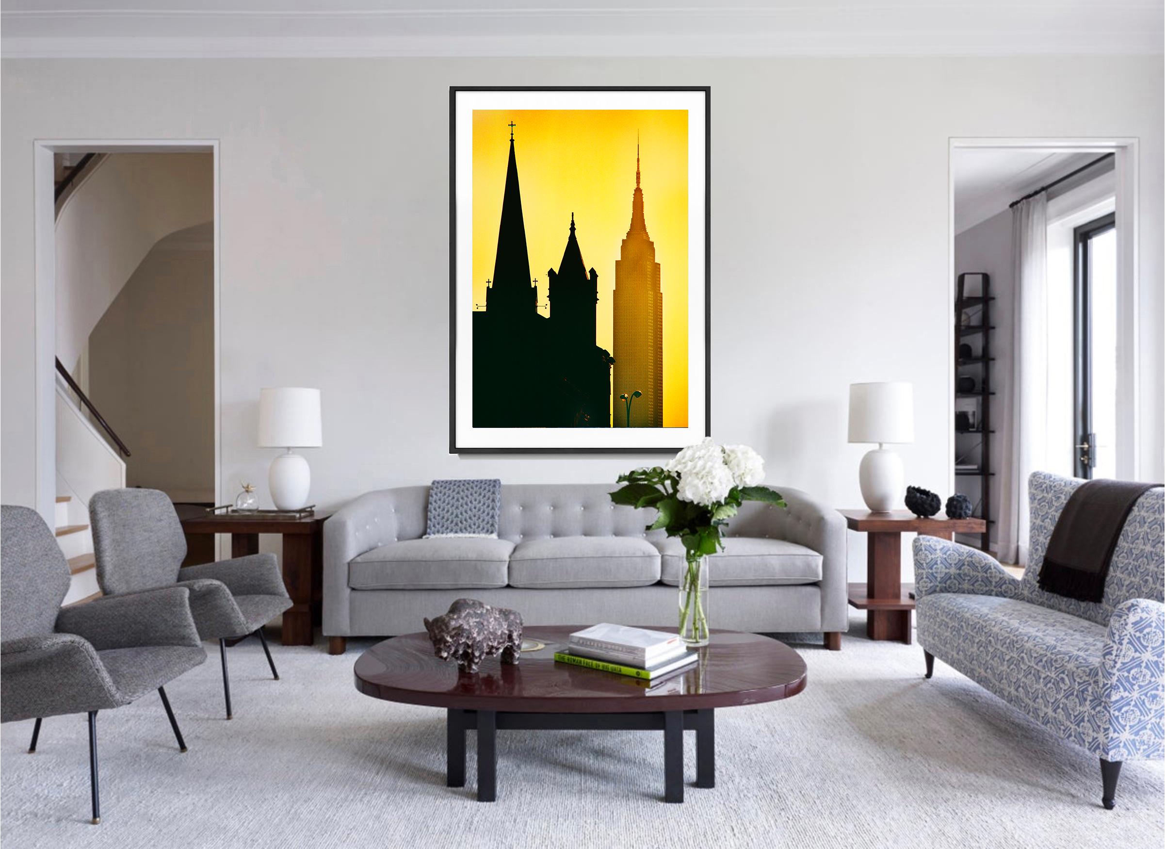 Inspirierende Spiren: Empire State Building in New York City bei Gold-Sonnenuntergang (Post-Impressionismus), Photograph, von Mitchell Funk
