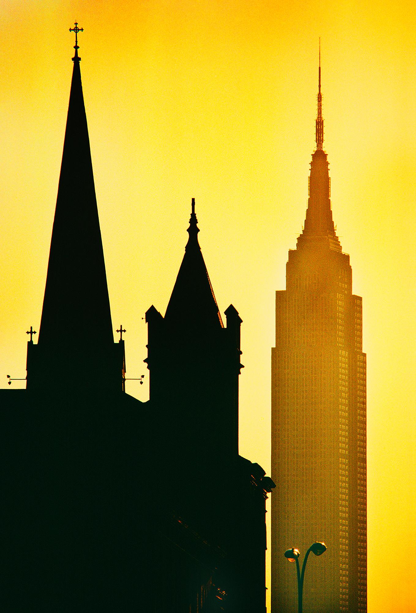 Mitchell Funk Landscape Photograph – Inspirierende Spiren: Empire State Building in New York City bei Gold-Sonnenuntergang