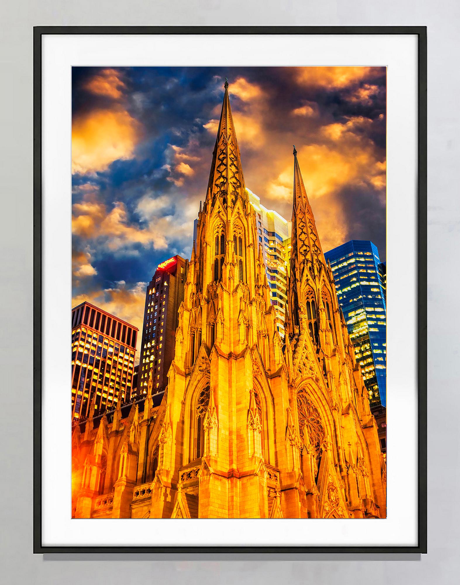 La Catedral de San Patricio de Nueva York en un dorado resplandor celestial - Photograph de Mitchell Funk