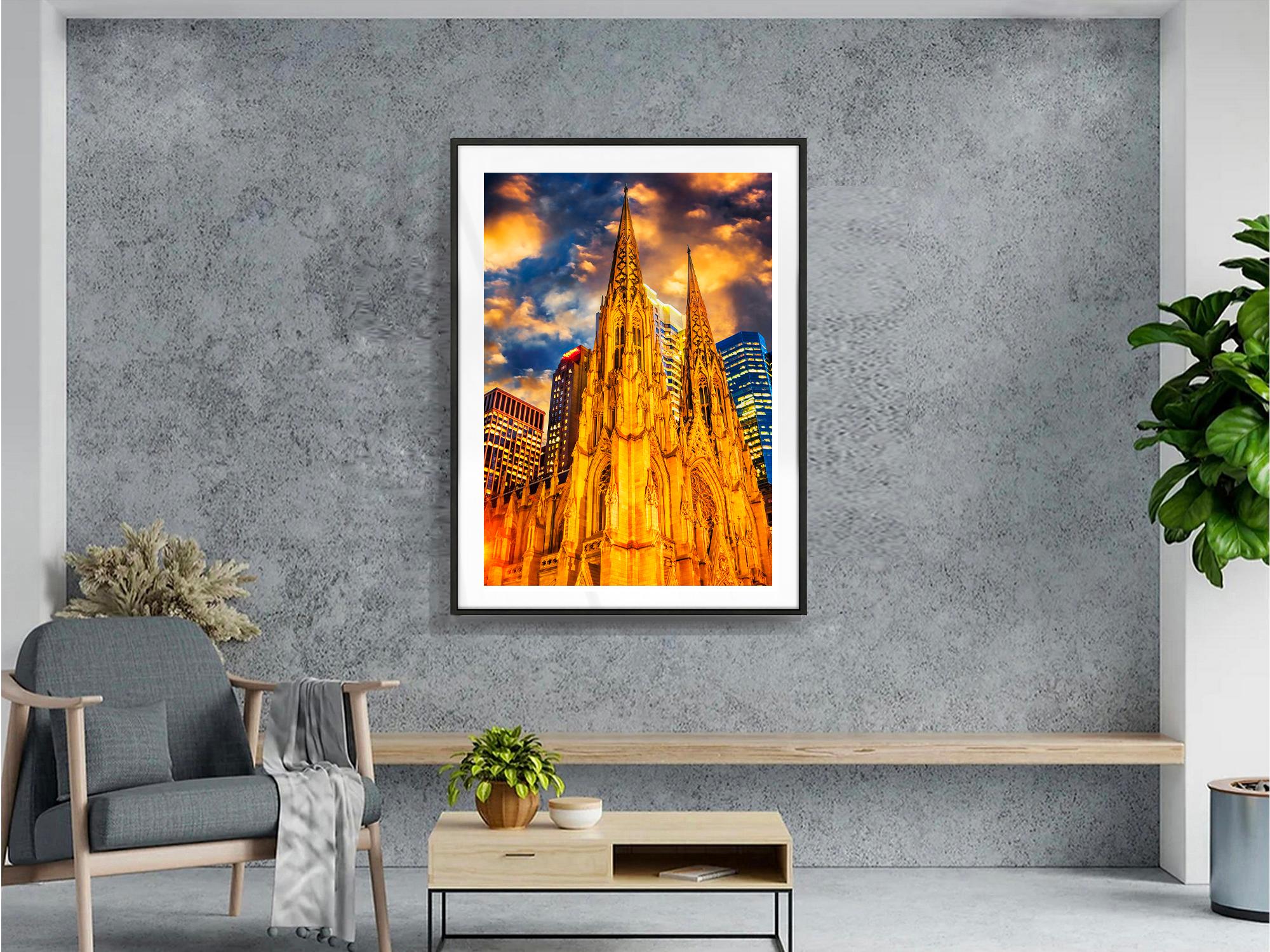 A  El resplandor dorado celestial de la Catedral de San Patricio está envuelto en un cielo igualmente celestial. La imagen no sólo es bella, sino que comunica un espíritu de lo divino, ya que todos los elementos conducen la mirada hacia arriba.