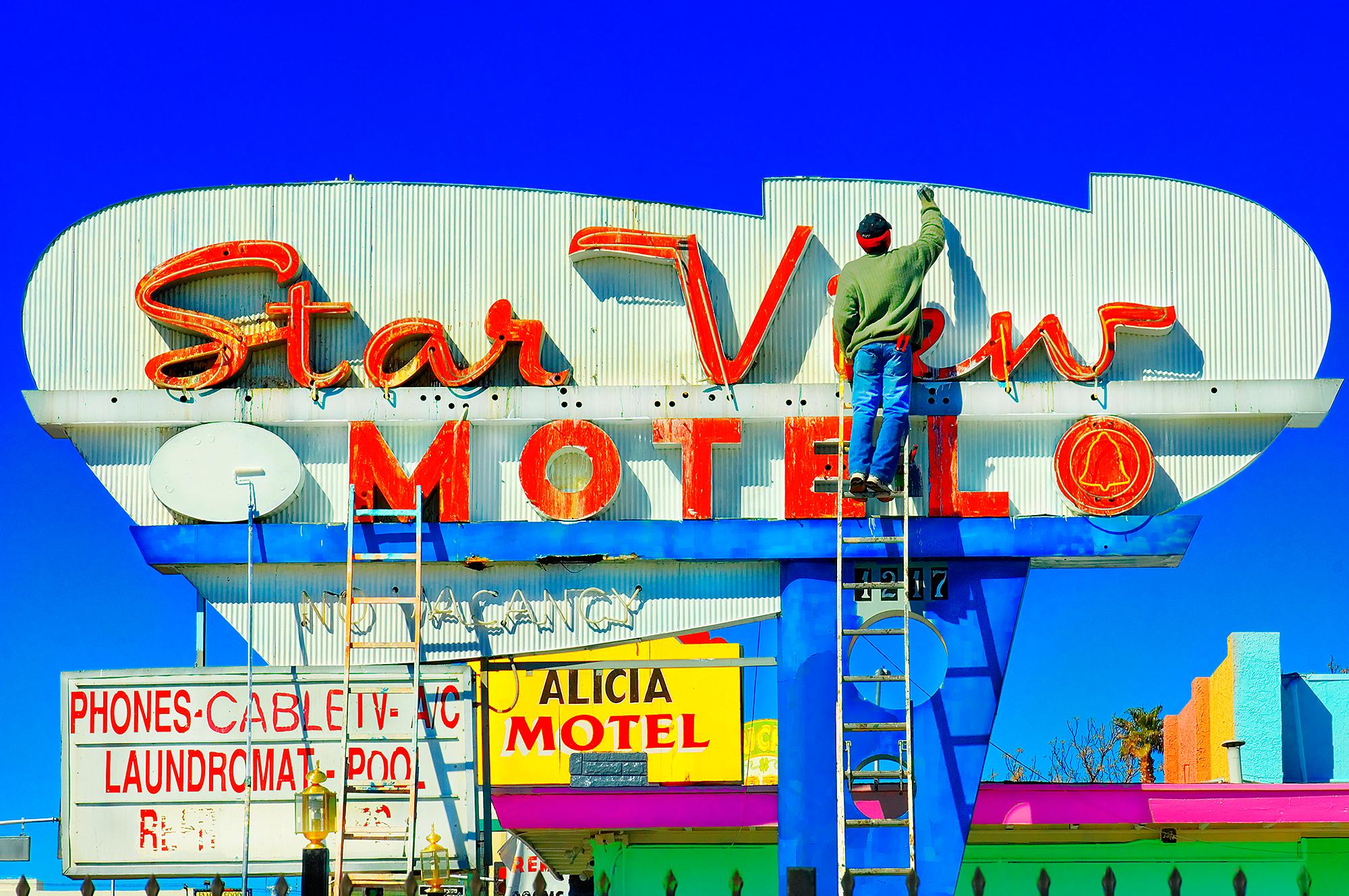Abstract Photograph Mitchell Funk - Motel Fremont Street, Las Vegas, milieu du siècle dernier