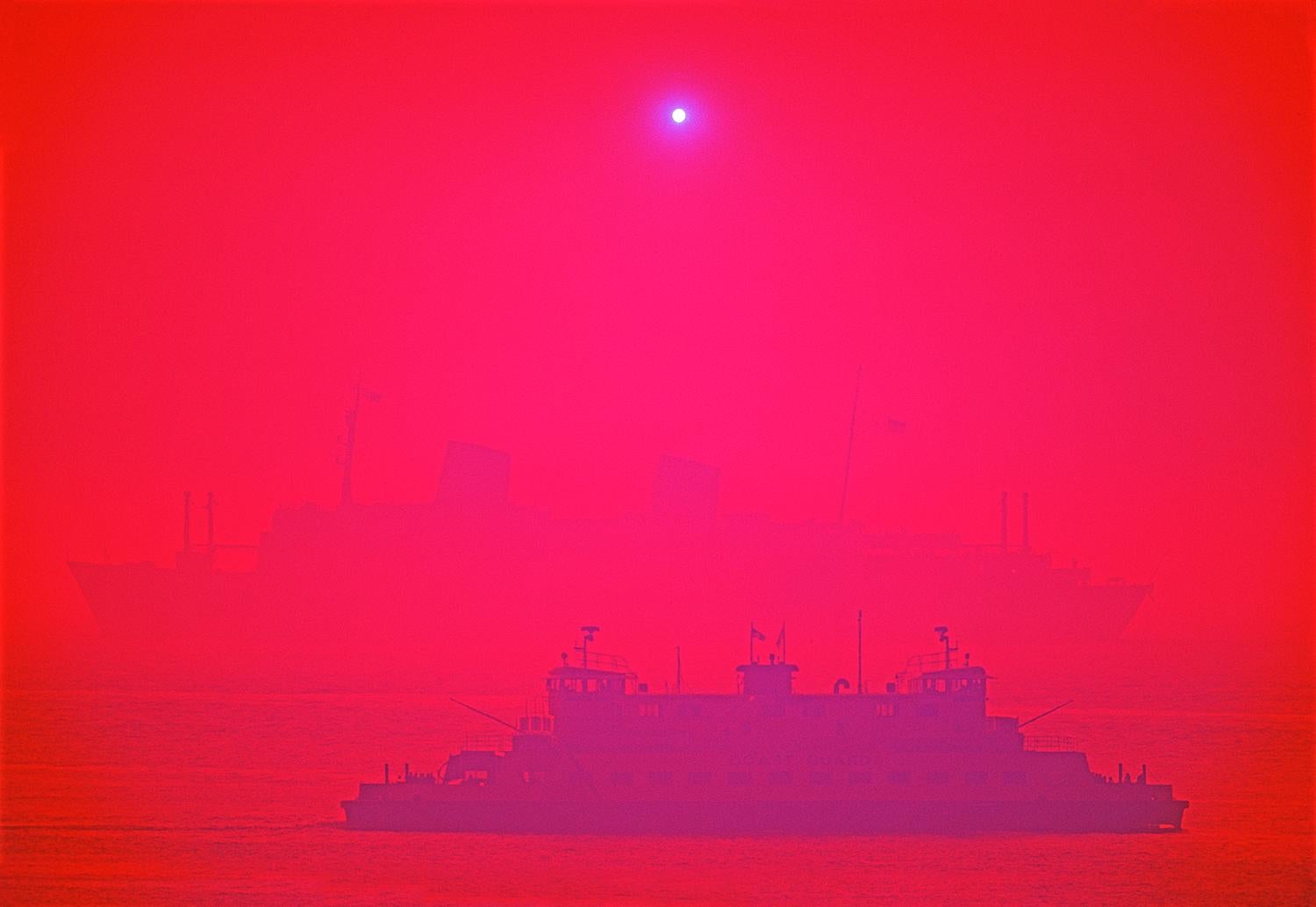 Staten Island-Flugzeug in Magenta im New Yorker Hafen von Mitchell Funk  Farbfeld