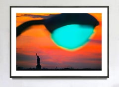 Statue de la Liberté dans le port de New York au coucher du soleil avec la lumière verte