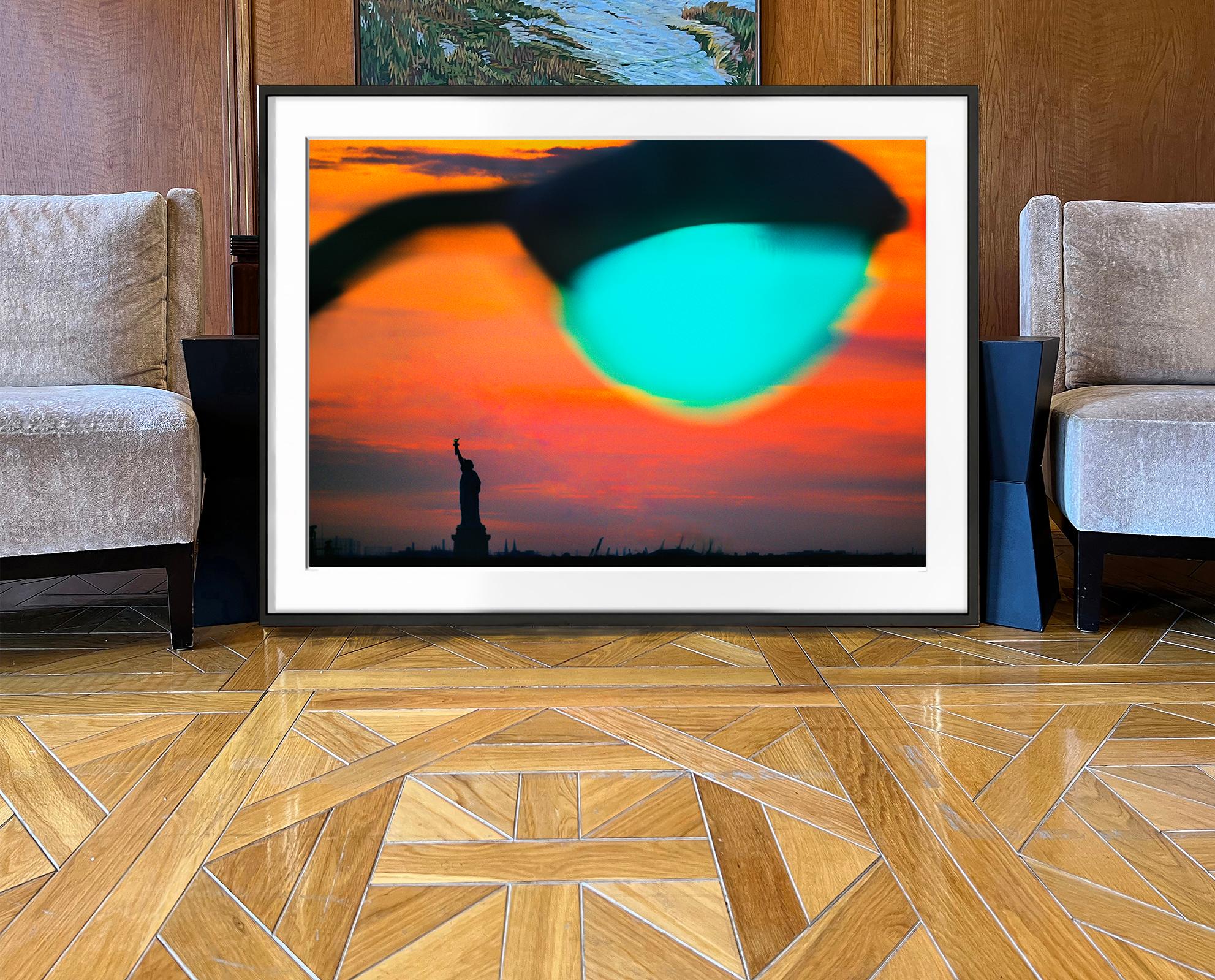 Statue der Freiheitsstatue des New Yorker Hafens bei Sonnenuntergang mit grünem Licht (Schwarz), Landscape Photograph, von Mitchell Funk
