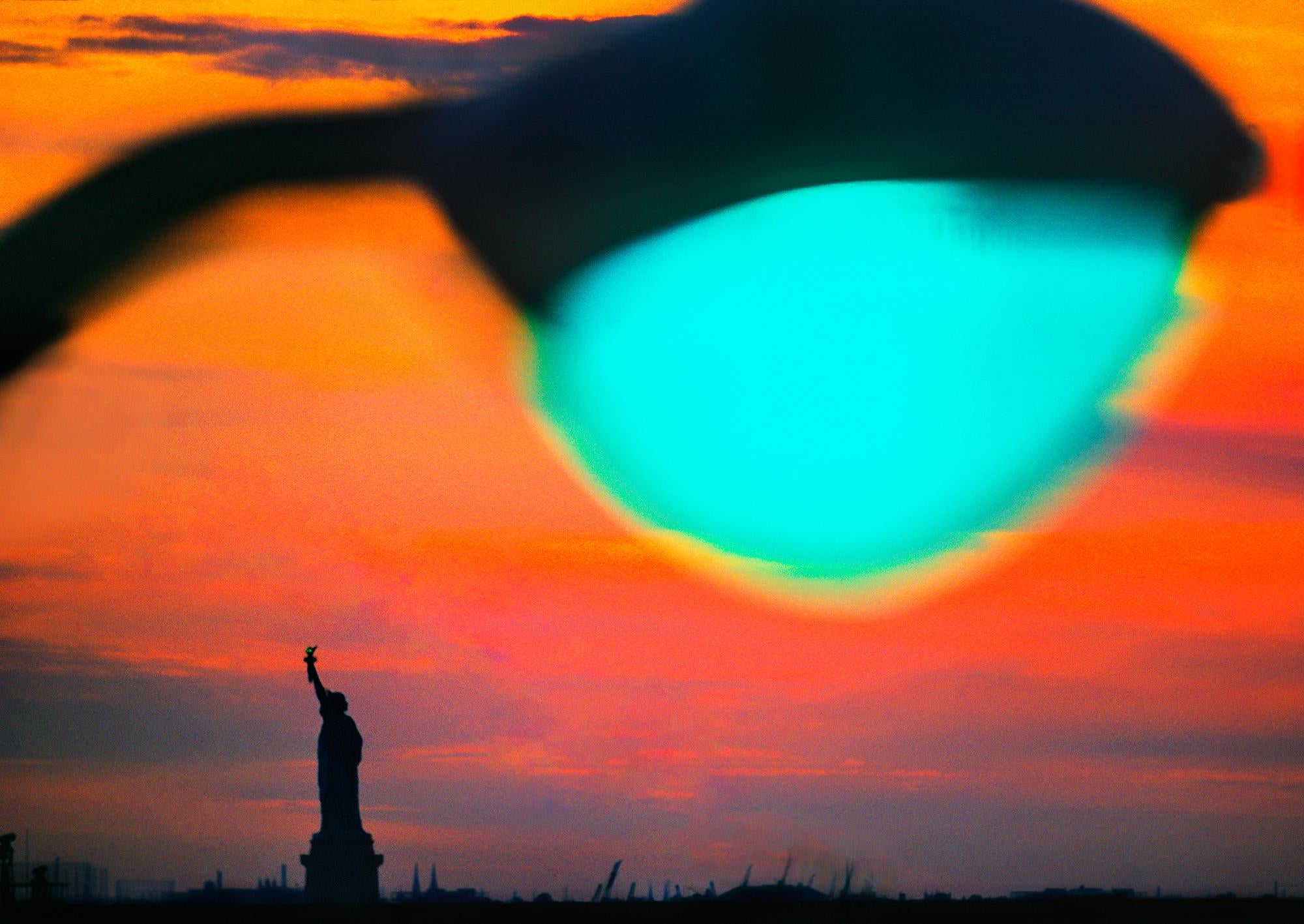 Mitchell Funk Landscape Photograph – Statue der Freiheitsstatue des New Yorker Hafens bei Sonnenuntergang mit grünem Licht