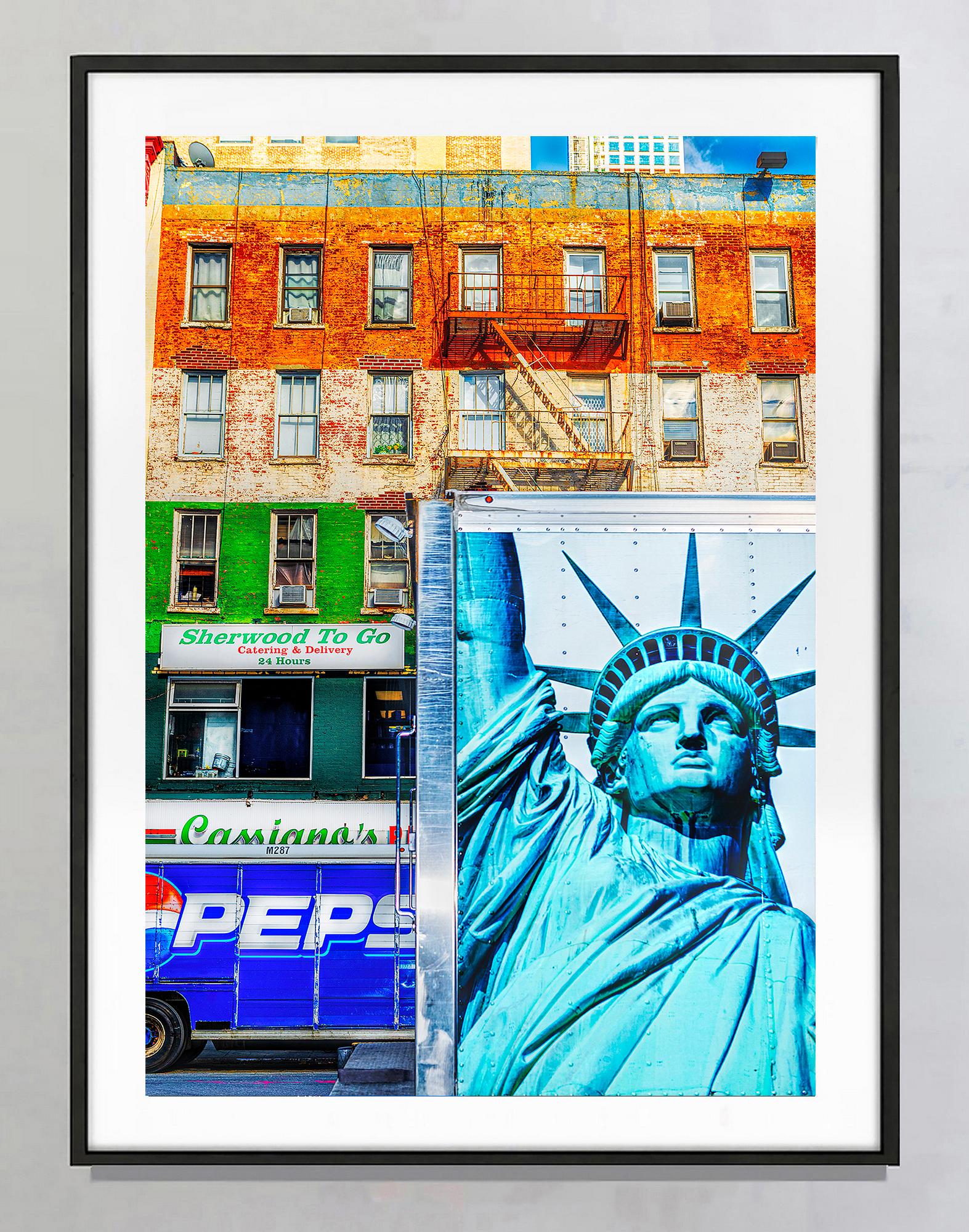 Freiheitsstatue auf einem Lastwagen,  New York City (Grau), Abstract Photograph, von Mitchell Funk