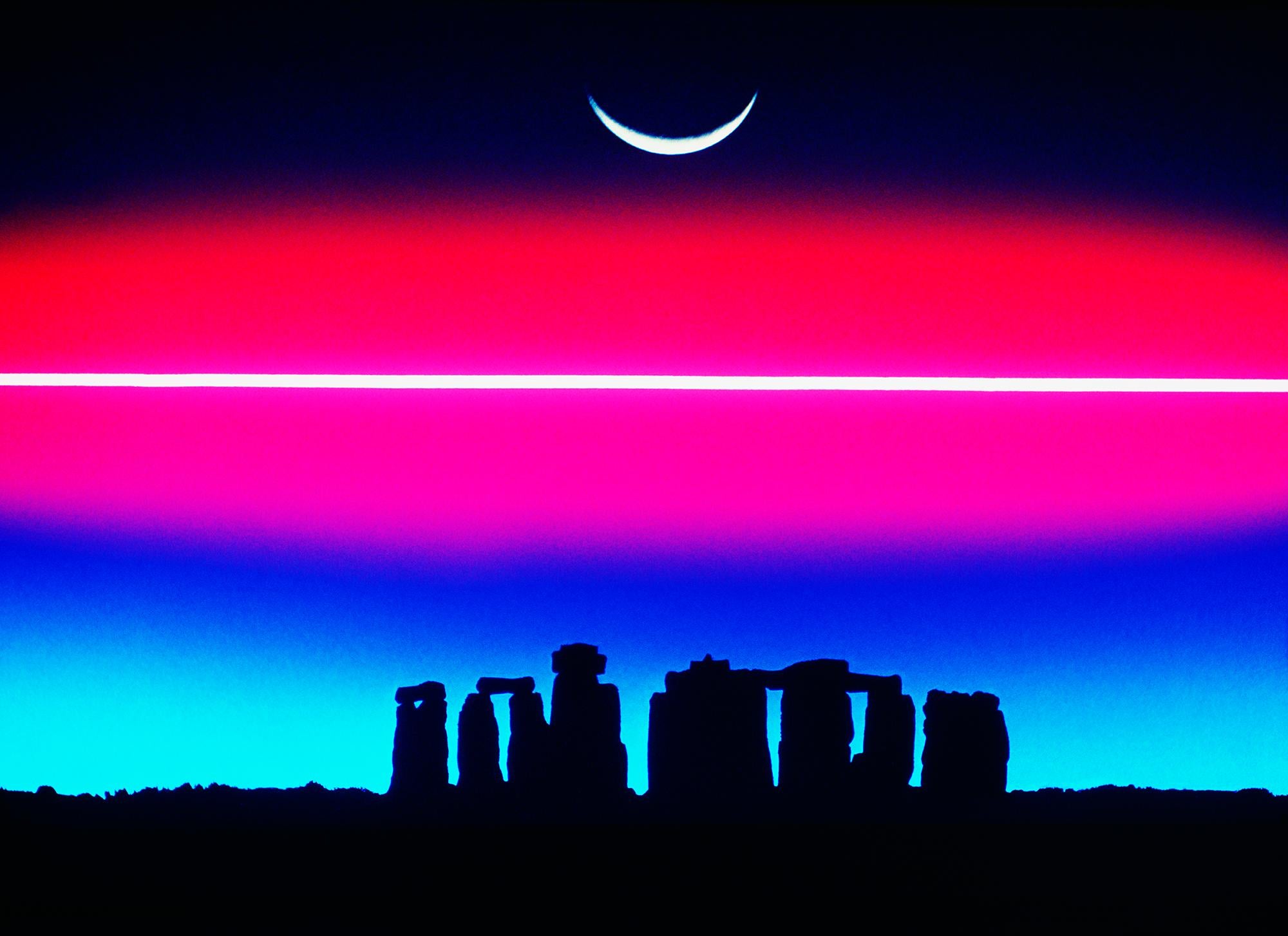 Mitchell Funk Landscape Photograph – Stonehenge und Eclipse mit rosa Sci-Fi-Glow