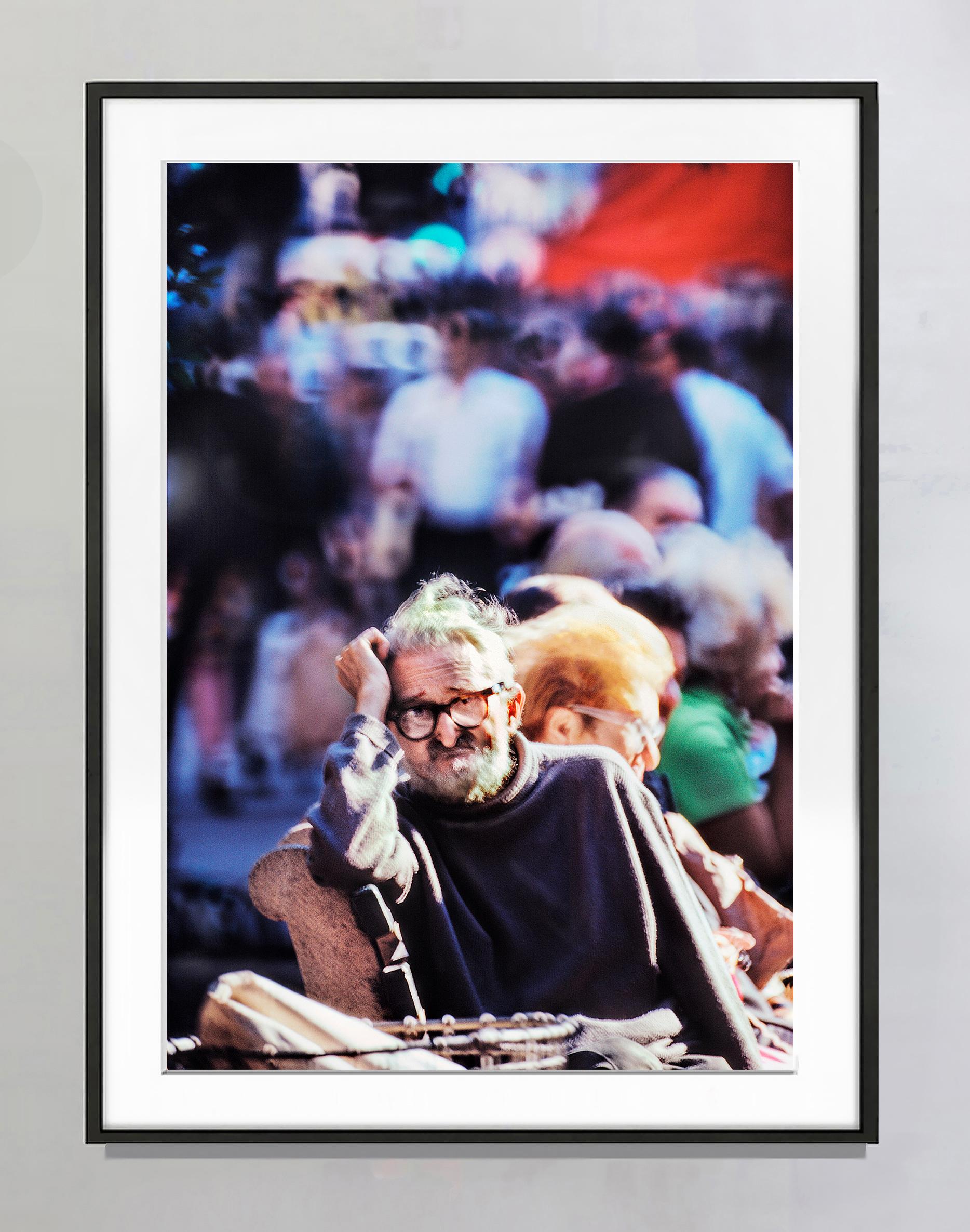 Les gens de la rue. Ancien homme sur un banc de Park, New York City, Monochromatic - Photograph de Mitchell Funk