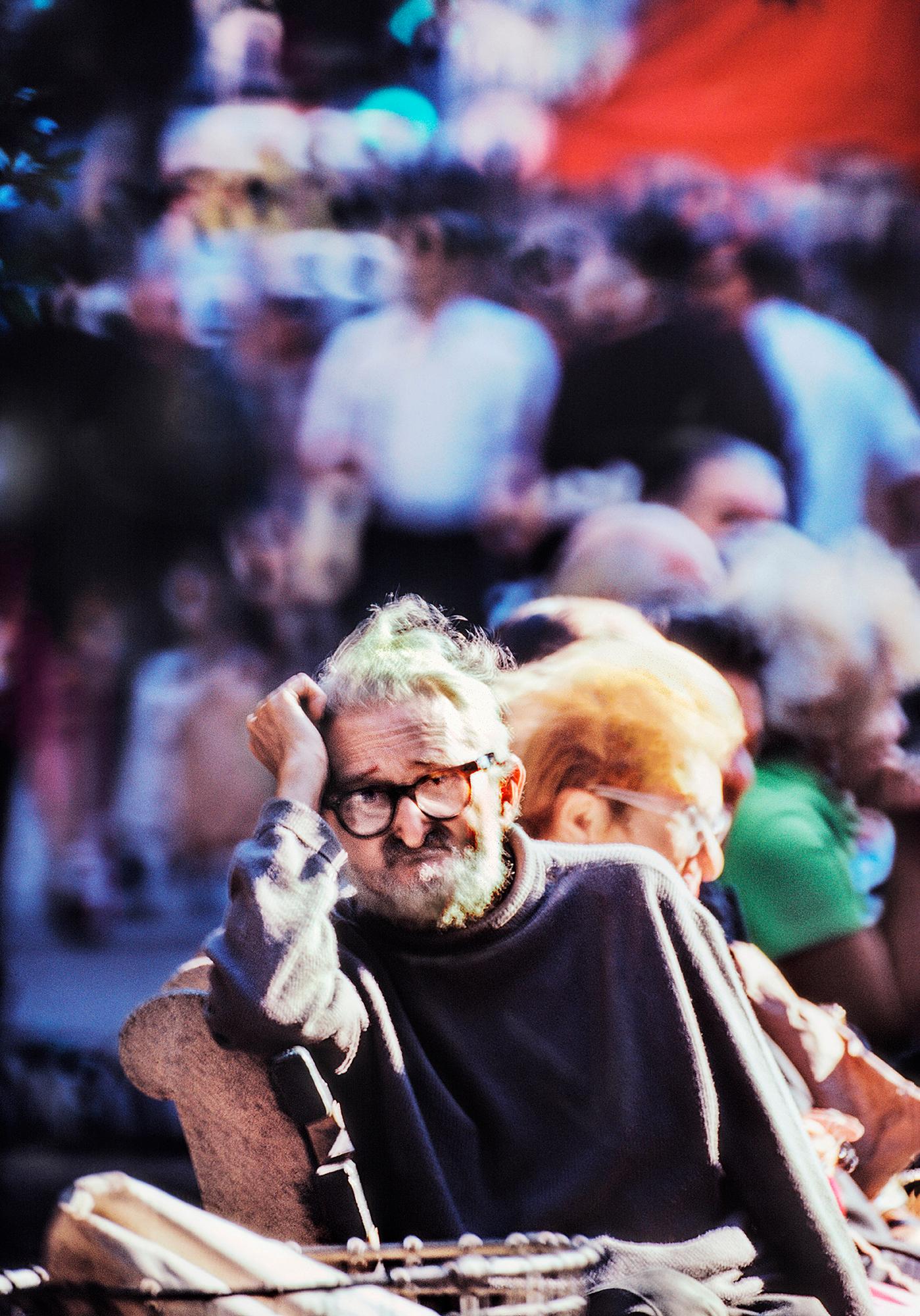Les gens de la rue. Ancien homme sur un banc de Park, New York City, Monochromatic