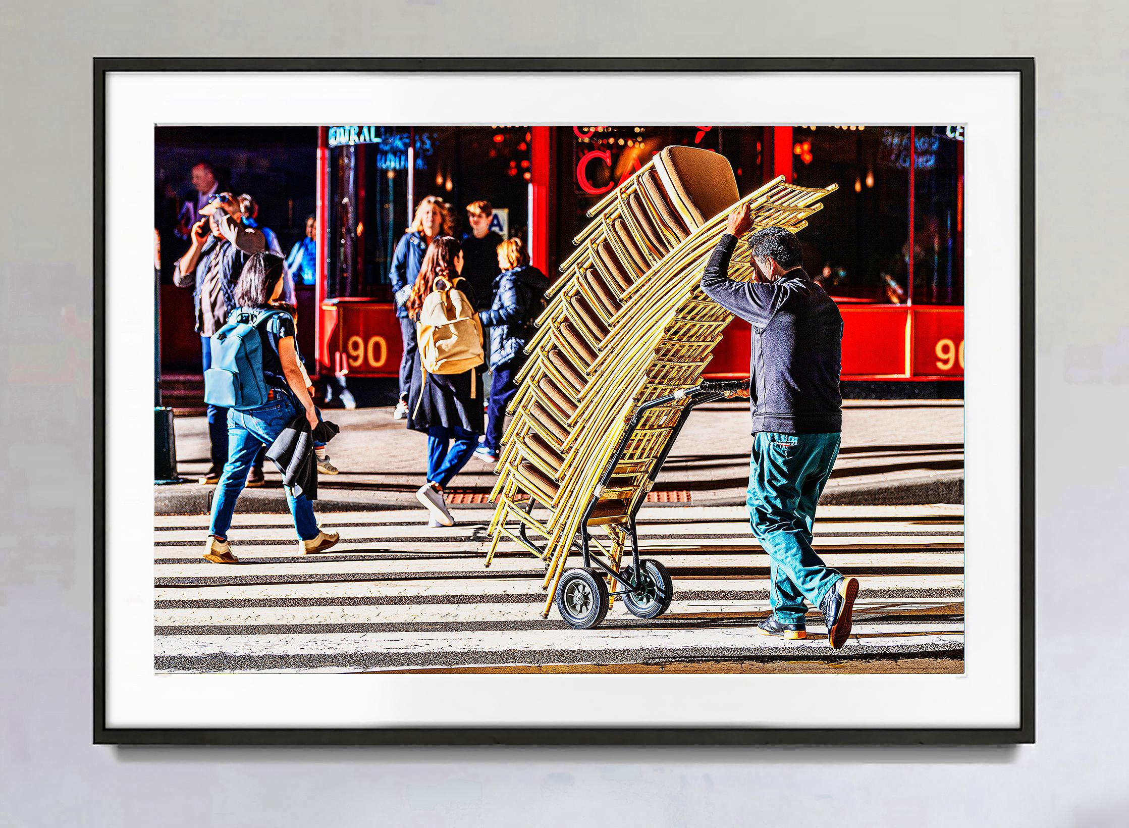 Straßenfotografie mit Stühlen und Fußgängern – Photograph von Mitchell Funk