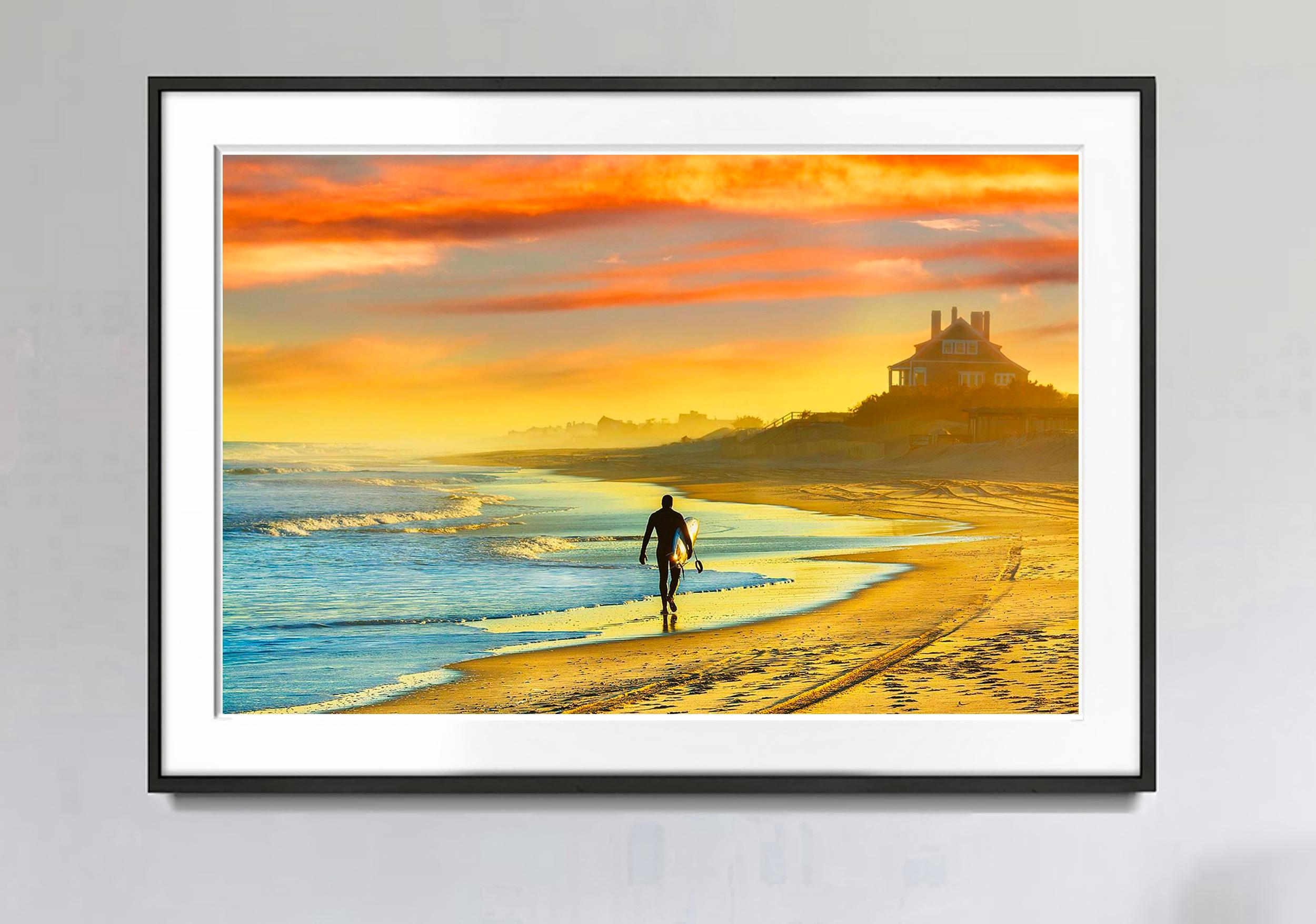 Surfer, East Hampton Beach mit dramatischem Sonnenuntergang und goldenem Licht – Photograph von Mitchell Funk