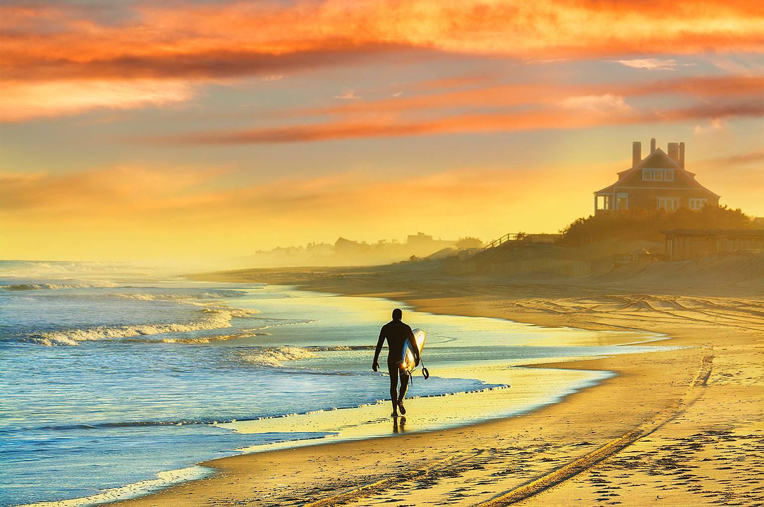 Mitchell Funk Landscape Photograph – Surfer, East Hampton Beach mit dramatischem Sonnenuntergang und goldenem Licht
