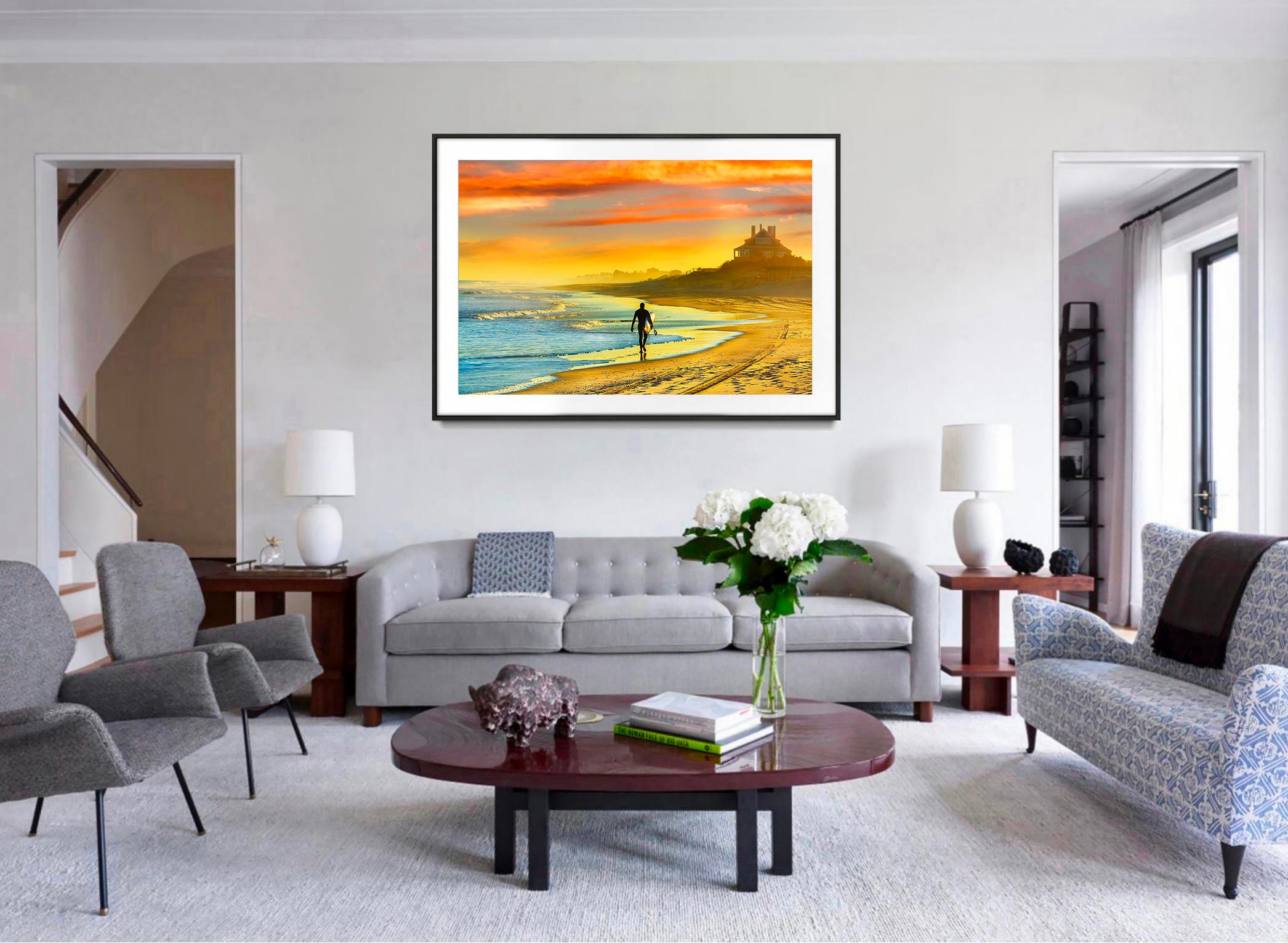 Surfista, spiaggia di East Hampton con tramonto drammatico e luce dorata - Photograph Impressionismo americano di Mitchell Funk