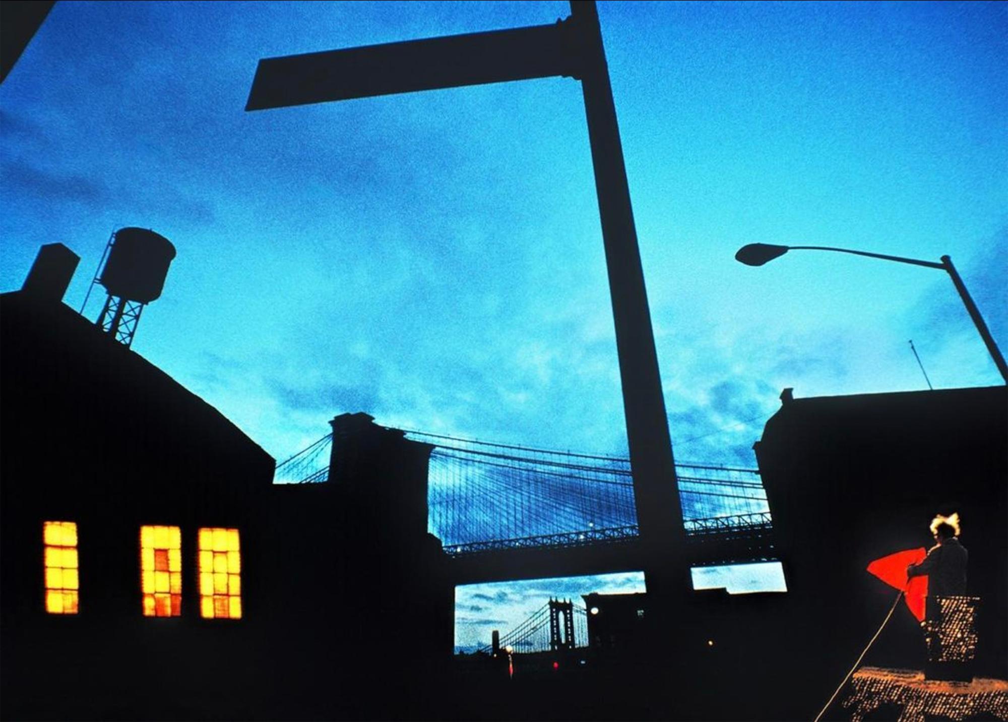 Surreale Brooklyn Bridge mit blauen Himmelsfenstern, goldenen Fenstern und rotem Kite