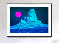 Paesaggio surreale del deserto con montagne blu e luna magenta - Monument Valley