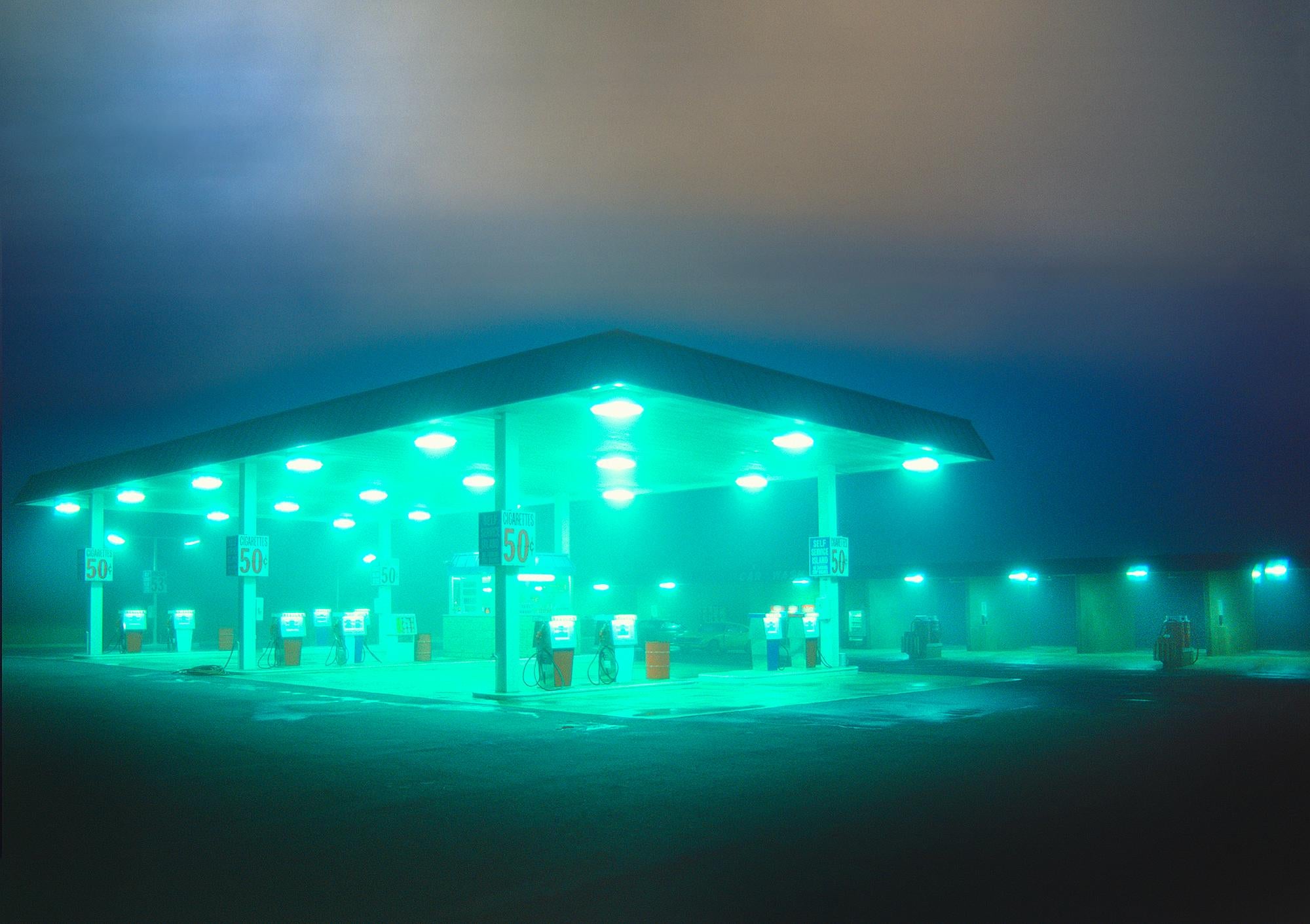 Mitchell Funk Landscape Photograph – Surreale Tankstelle in einer nebligen Nacht mit grünen Lichtern. Close Encounters 