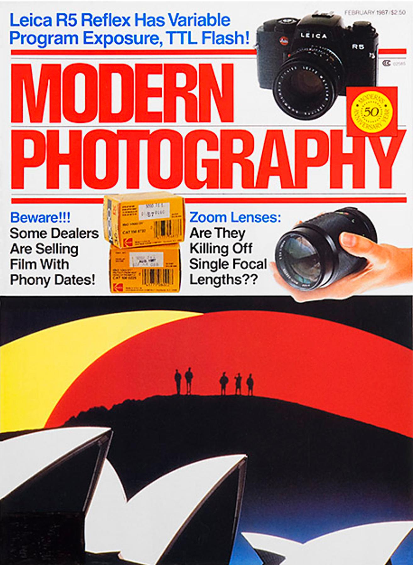 Couverture de Modern Photography, février 1987   Triple exposition d'hommes silhouettés sur une colline, sur des formes colorées en plexiglas faisant écho aux courbes architecturales audacieuses et iconiques de l'opéra.  Signé et daté en bas à