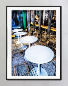 Mesas delante de una cafetería, impresión fotográfica artística en color, firmada 3/15