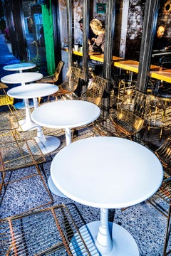 Mesas delante de una cafetería, impresión fotográfica artística en color, firmada 3/15