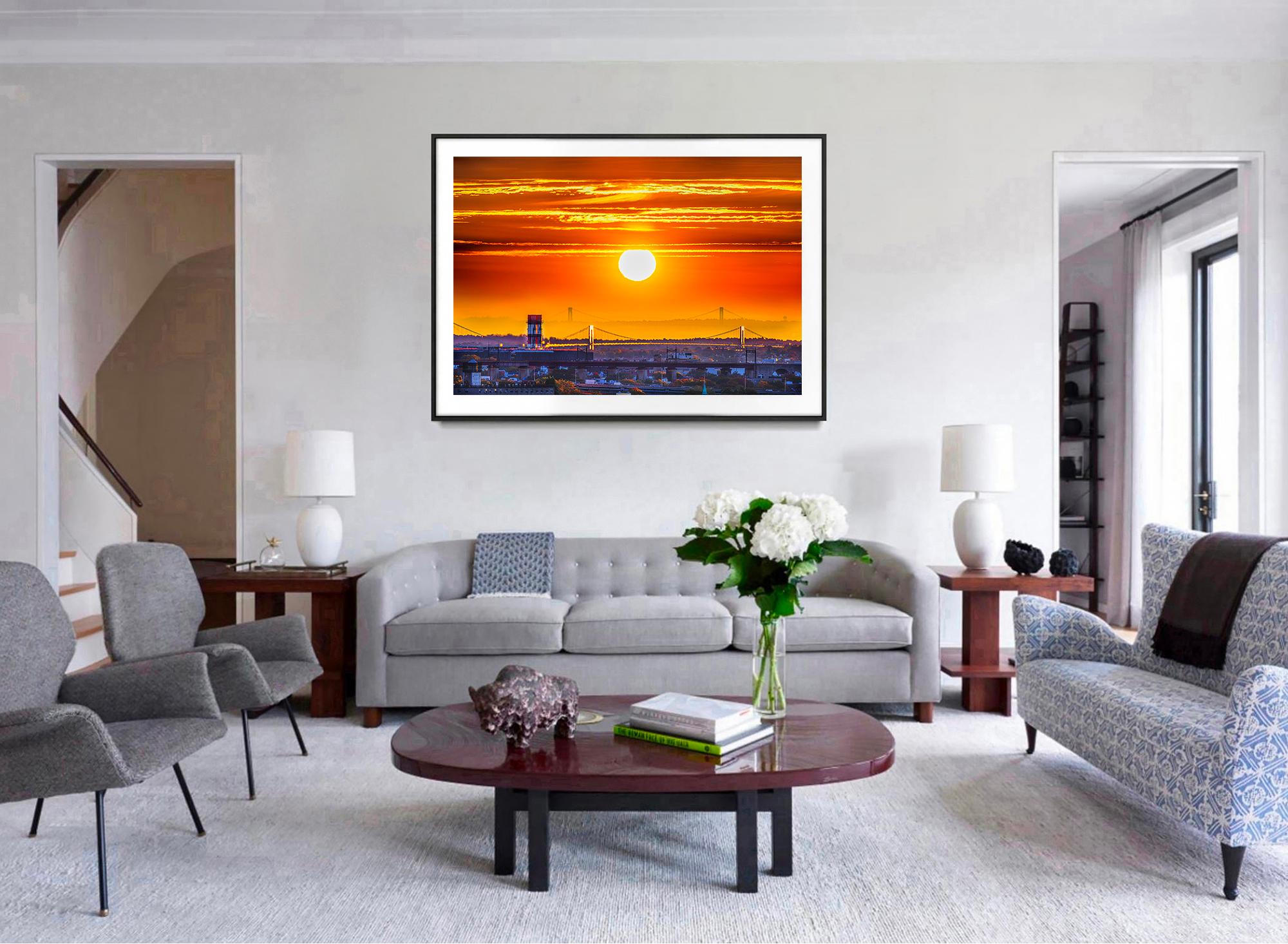 Ein einzigartiger Aussichtspunkt, ein farbenprächtiger Sonnenuntergang und leuchtende Farben verleihen diesem Blick auf  New Yorker  Whitestone und Throgs Neck haben etwas Verträumtes an sich. 

Dieses Archiv-Farbfoto des Fotografen Mitchell Funk