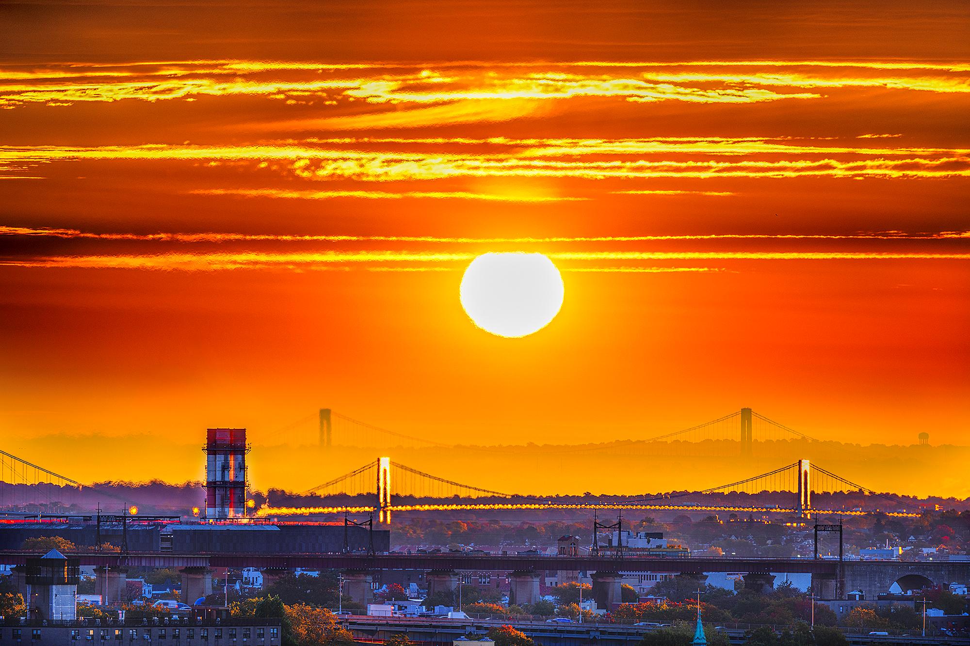 Mitchell Funk Landscape Photograph – Die Brücken von New York City bei Sonnenuntergang in lebhaftem Orange