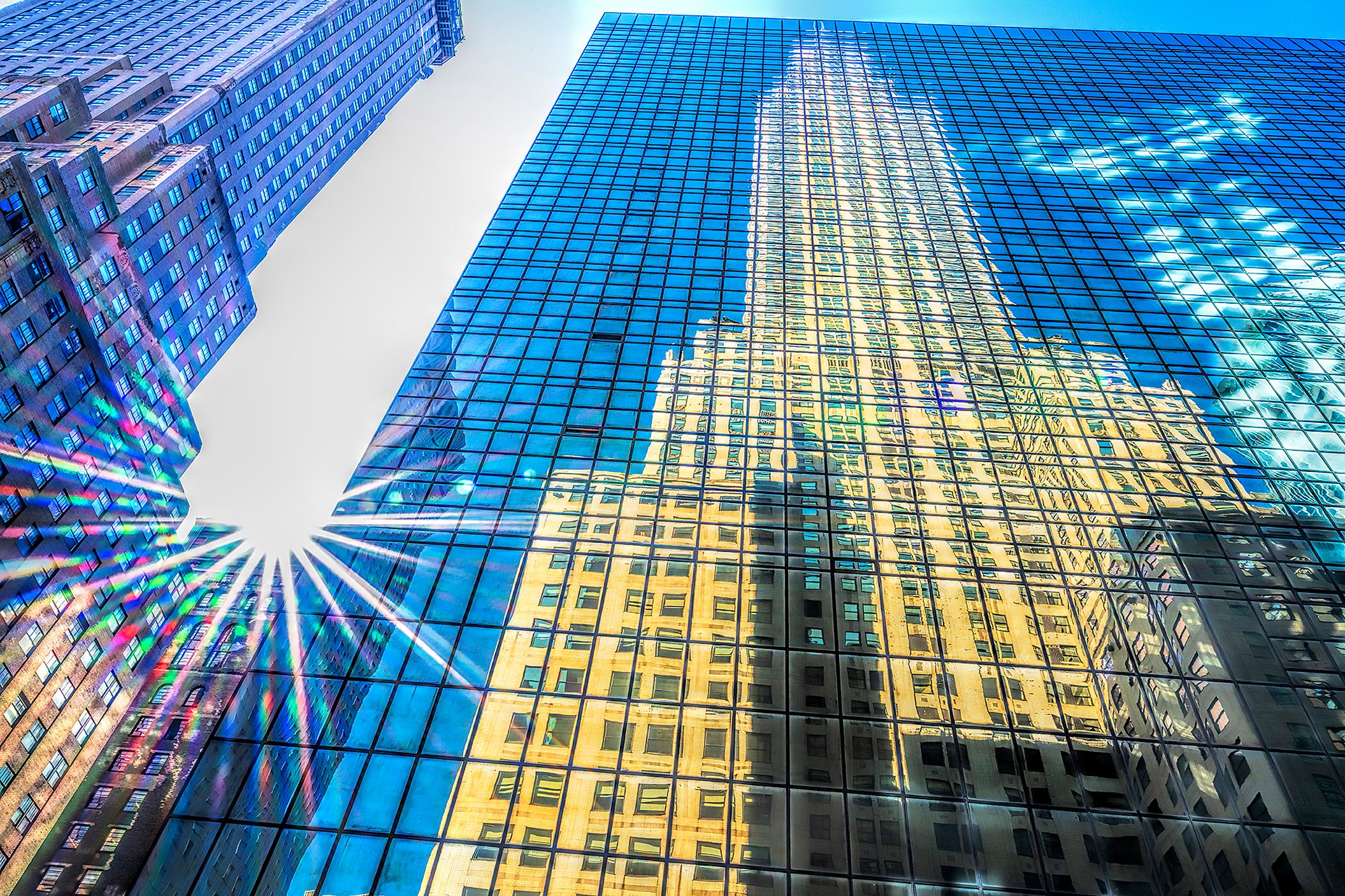 Mitchell Funk Color Photograph – Das Chrysler-Gebäude:  Eine Reflexion
