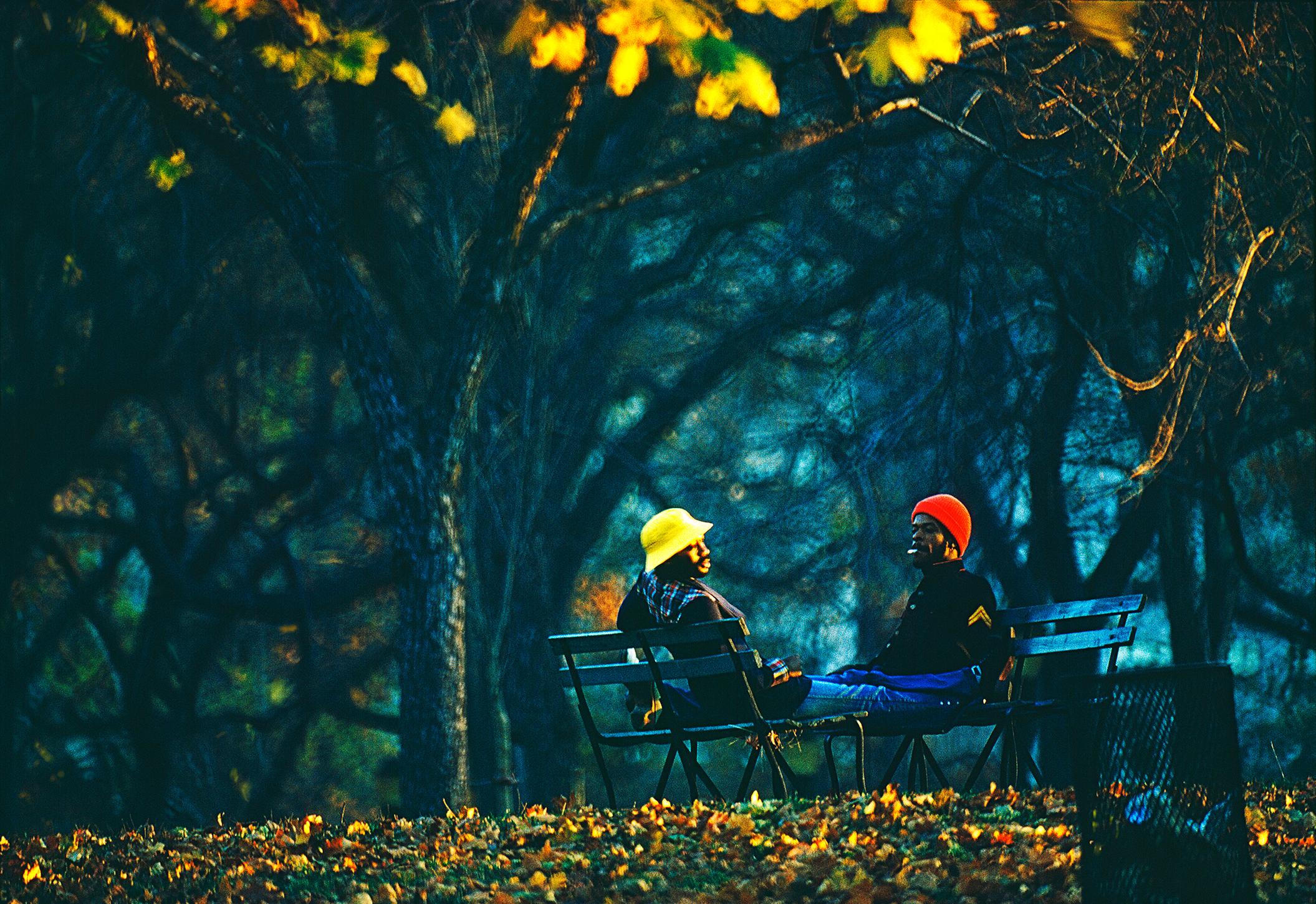 Color Photograph Mitchell Funk - La conversation : La lumière impressionniste du tardif après-midi de Central Park