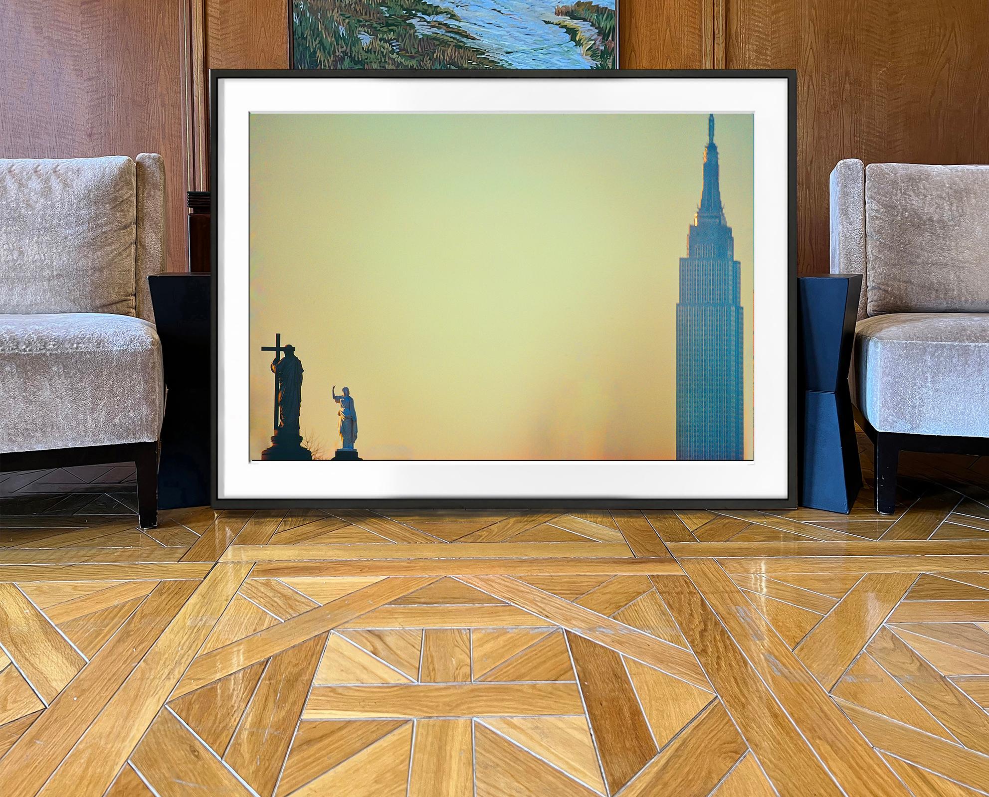 The Empire State Building Art-Deco-Wolkenkratzer in Silhouette, New York in den 1970er Jahren (Art déco), Photograph, von Mitchell Funk