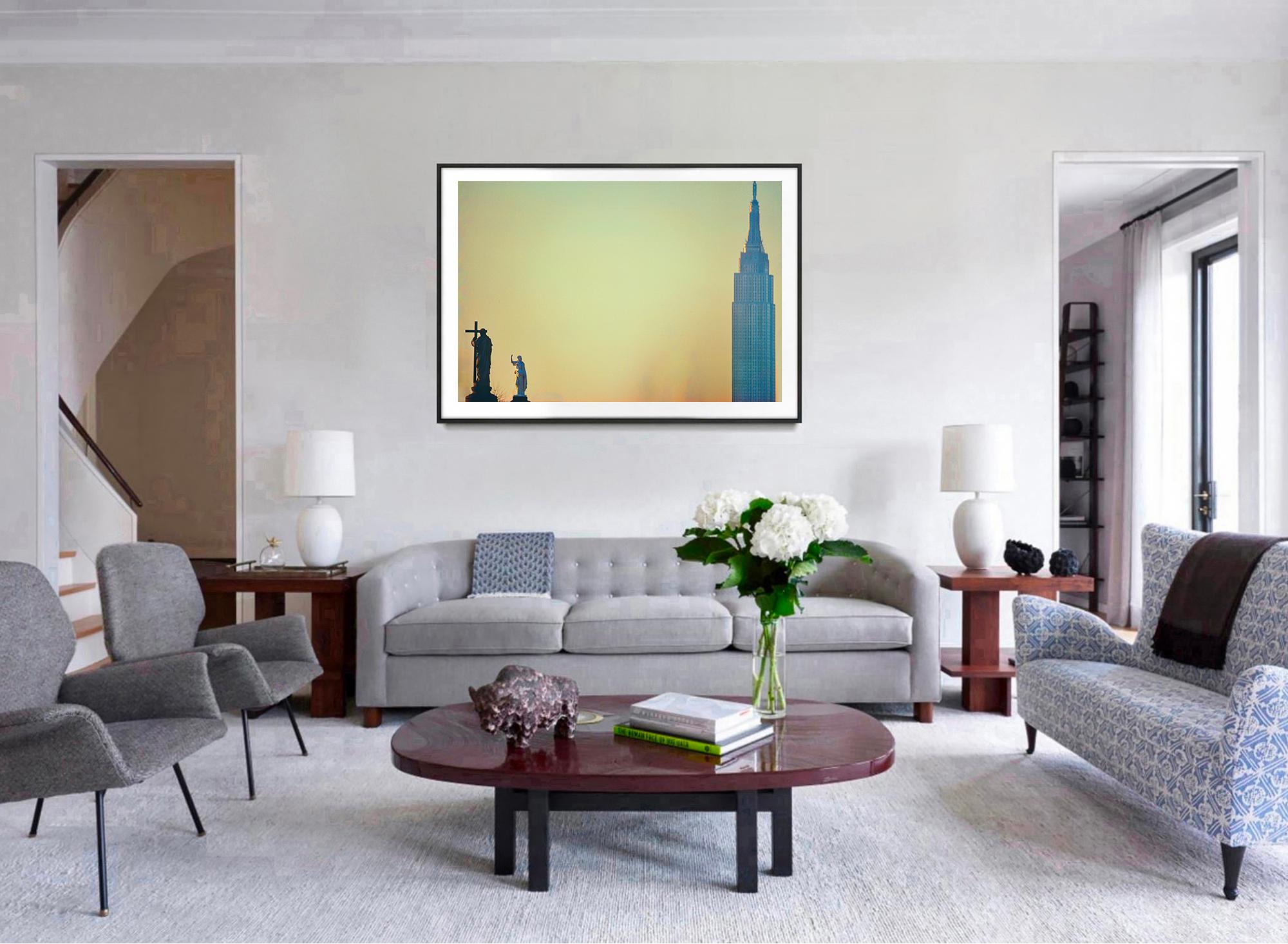 The Empire State Building Art-Deco-Wolkenkratzer in Silhouette, New York in den 1970er Jahren (Beige), Abstract Photograph, von Mitchell Funk