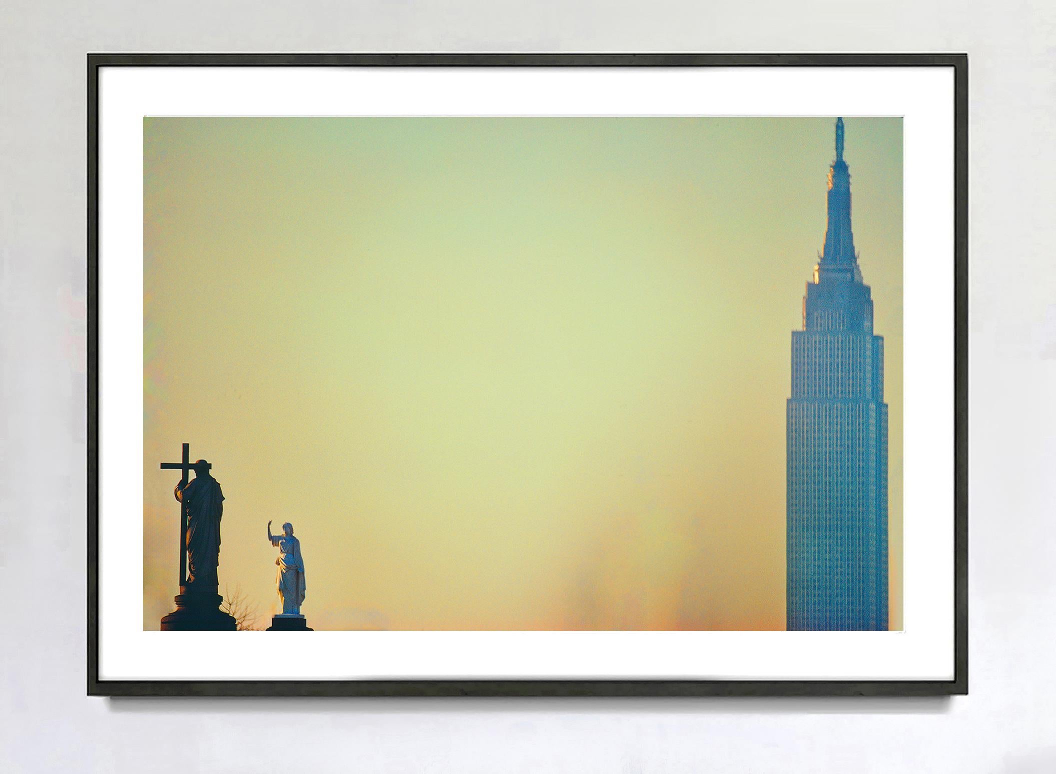 The Empire State Building Art-Deco-Wolkenkratzer in Silhouette, New York in den 1970er Jahren im Angebot 1
