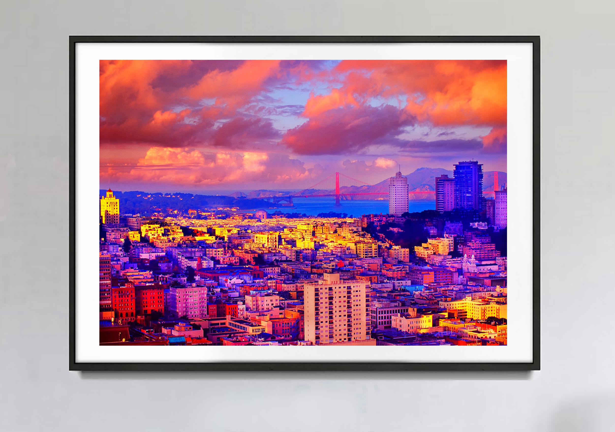 Das goldene Licht des Sonnenaufgangs über San Francisco – Photograph von Mitchell Funk