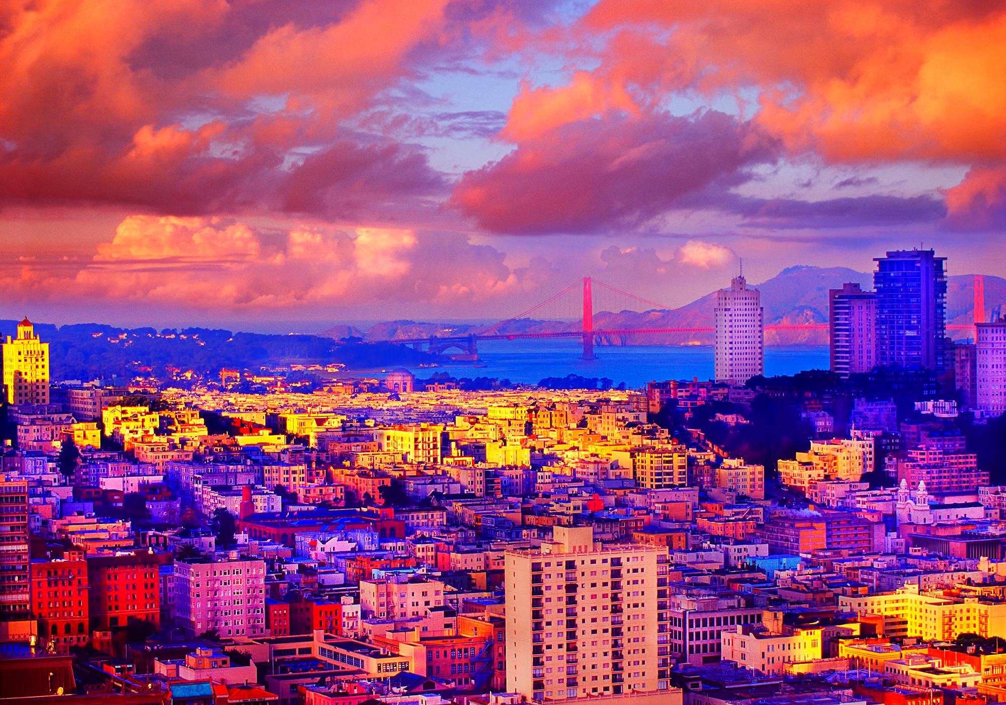 Color Photograph Mitchell Funk - The Golden Light Of Sunrise Over San Francisco (La lumière dorée du lever du soleil)