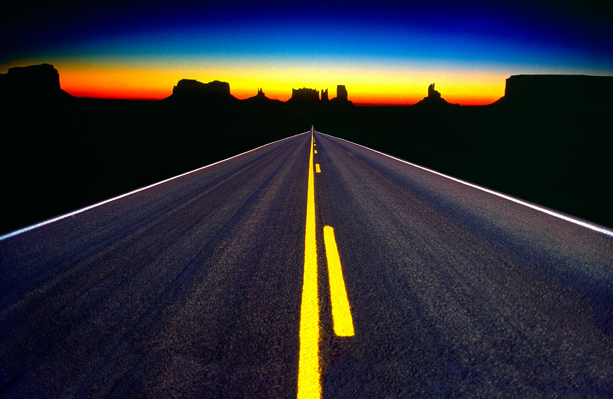 Mitchell Funk Landscape Photograph – The Road To Monument Valley - Surreal Road in der Wüste