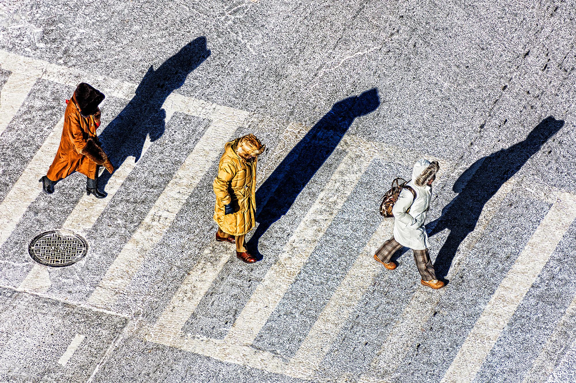 Mitchell Funk Abstract Photograph – Synchronische Fußgänger - Drei Figuren auf dem Fußgängerweg 