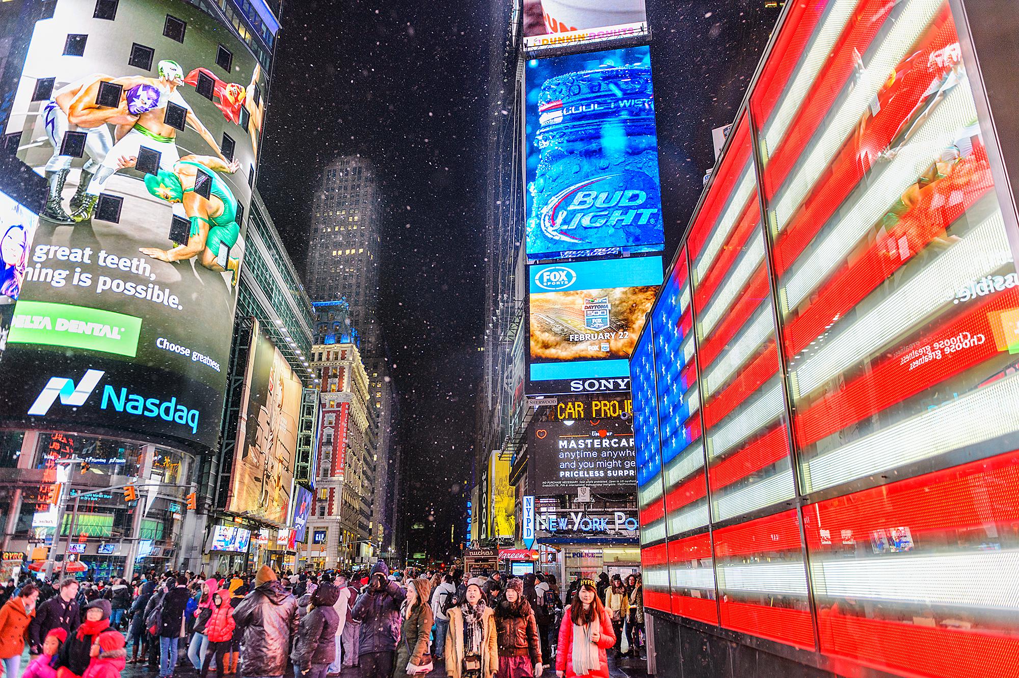 Times Square lors d'une tempête de neige et d'un drapeau américain
