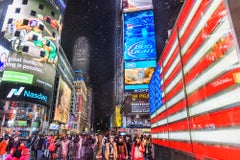 Times Square durante una tormenta de nieve y la bandera estadounidense