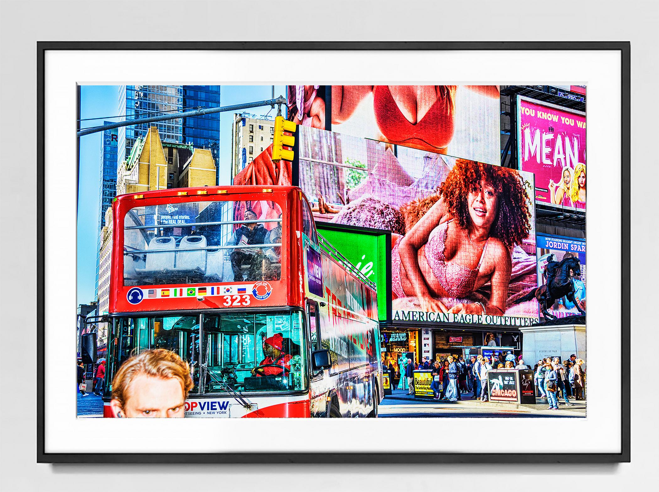Times Square in Stücken   – Photograph von Mitchell Funk