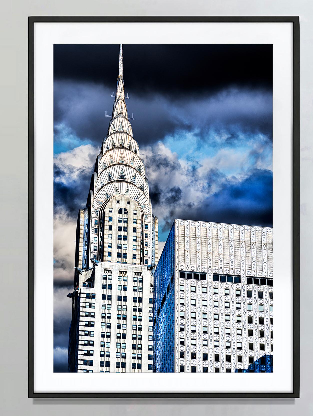 Top Of Chrysler Building inmitten dramatischer Wolken – Photograph von Mitchell Funk