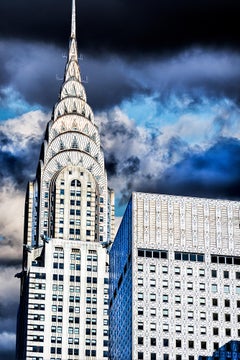 Haut d'un immeuble Chrysler face à des nuages dramatiques