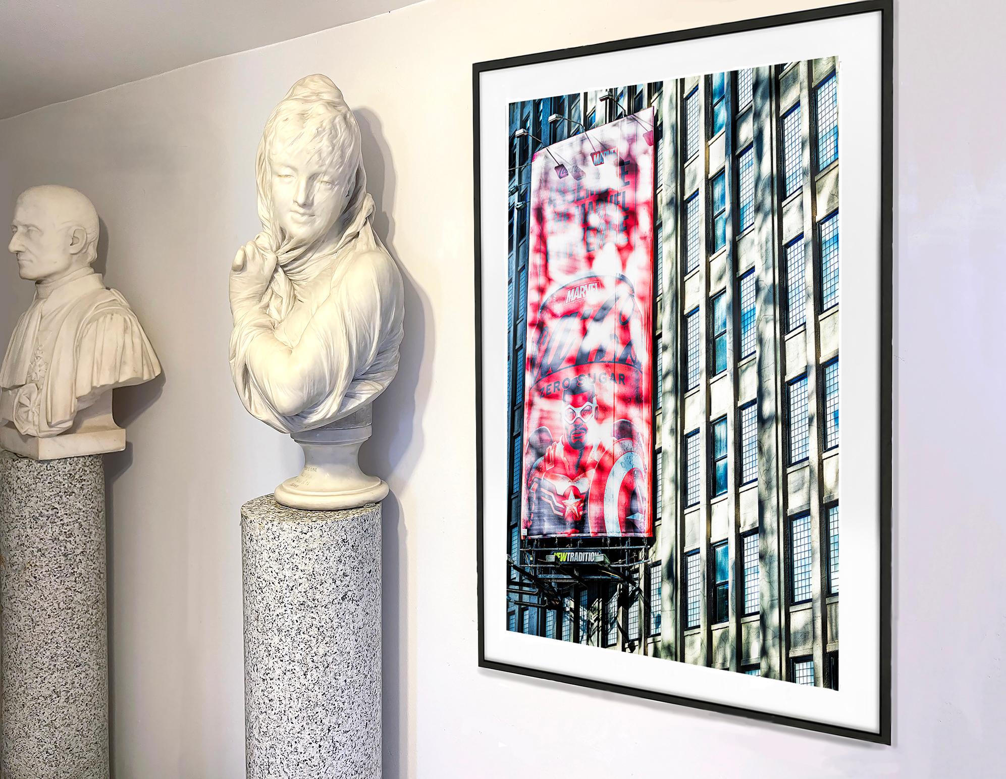 Tribeca-Fensterleuchten mit rotem abstraktem Billboard – Photograph von Mitchell Funk