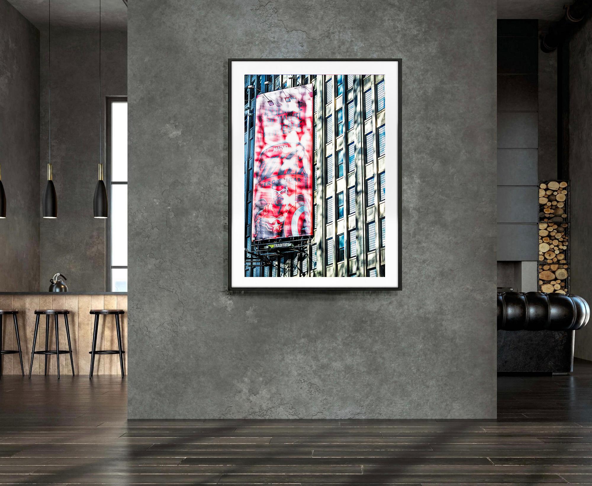 Tribeca-Fensterleuchten mit rotem abstraktem Billboard (Abstrakt), Photograph, von Mitchell Funk