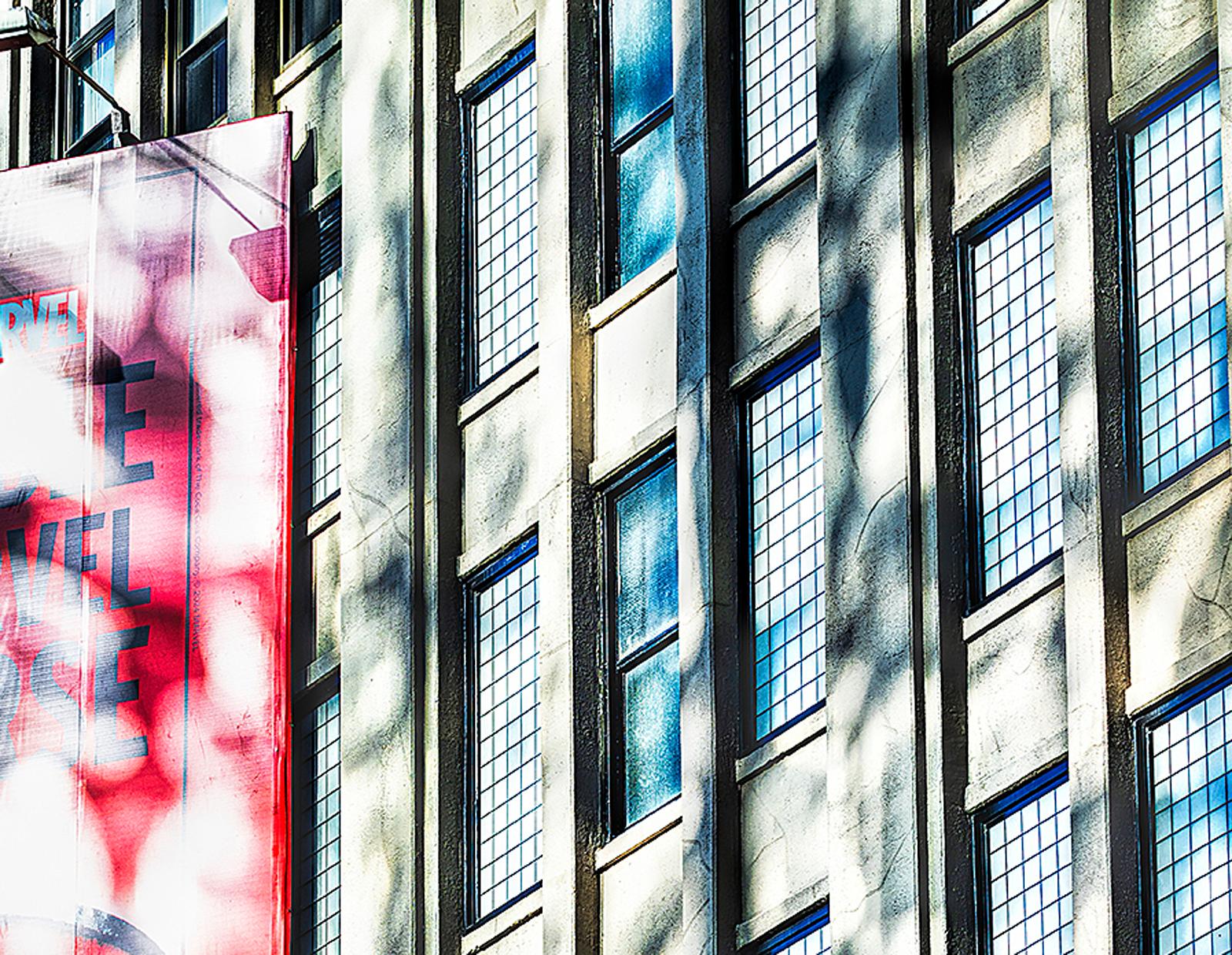Dem Objektiv des Fotografen Mitchell Funk entsteigt eine transformative Fotografie mit gefühlvollen Farben.  Für ihn geht es darum, extremes Licht einzufangen, wenn es auf die Form trifft.  Auf dem vorliegenden Bild gleitet das Licht von einer