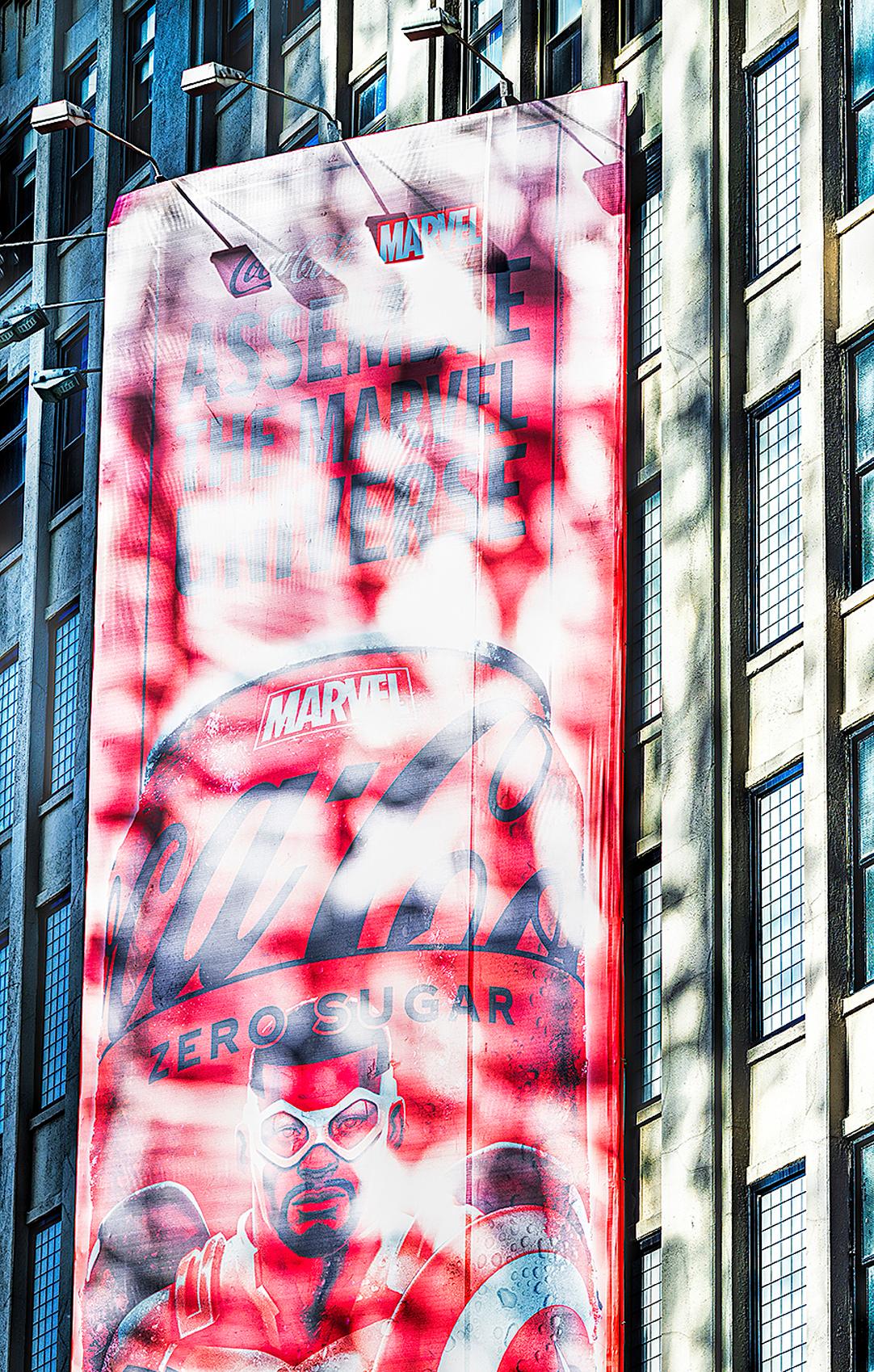 Tribeca-Fensterleuchten mit rotem abstraktem Billboard im Angebot 2