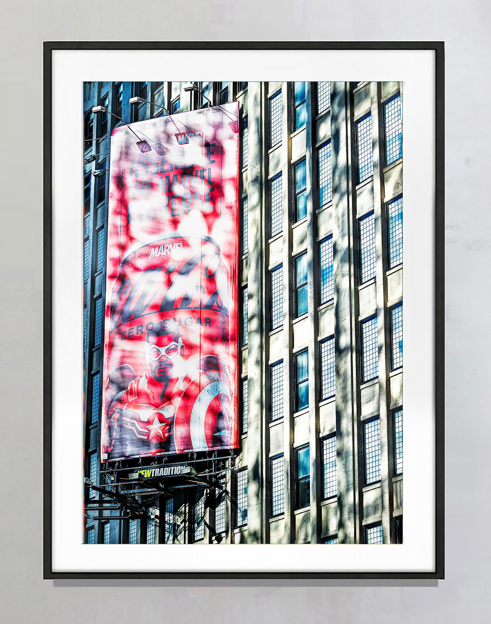 Tribeca-Fensterleuchten mit rotem abstraktem Billboard im Angebot 3