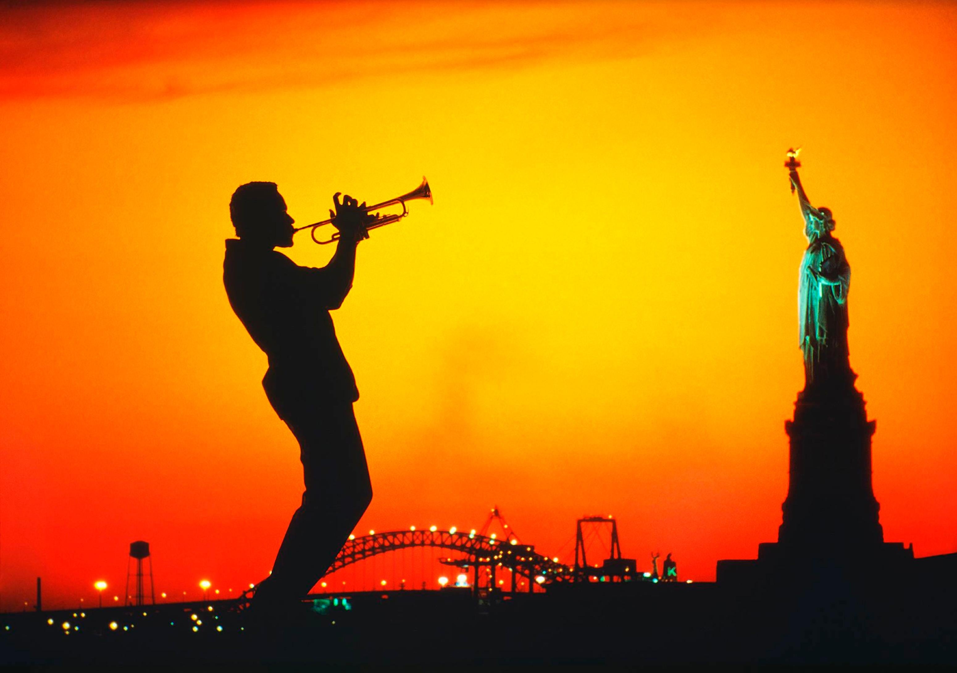 Mitchell Funk Figurative Photograph – Trompeter-Jazz-Musiker  und Freiheitsstatue